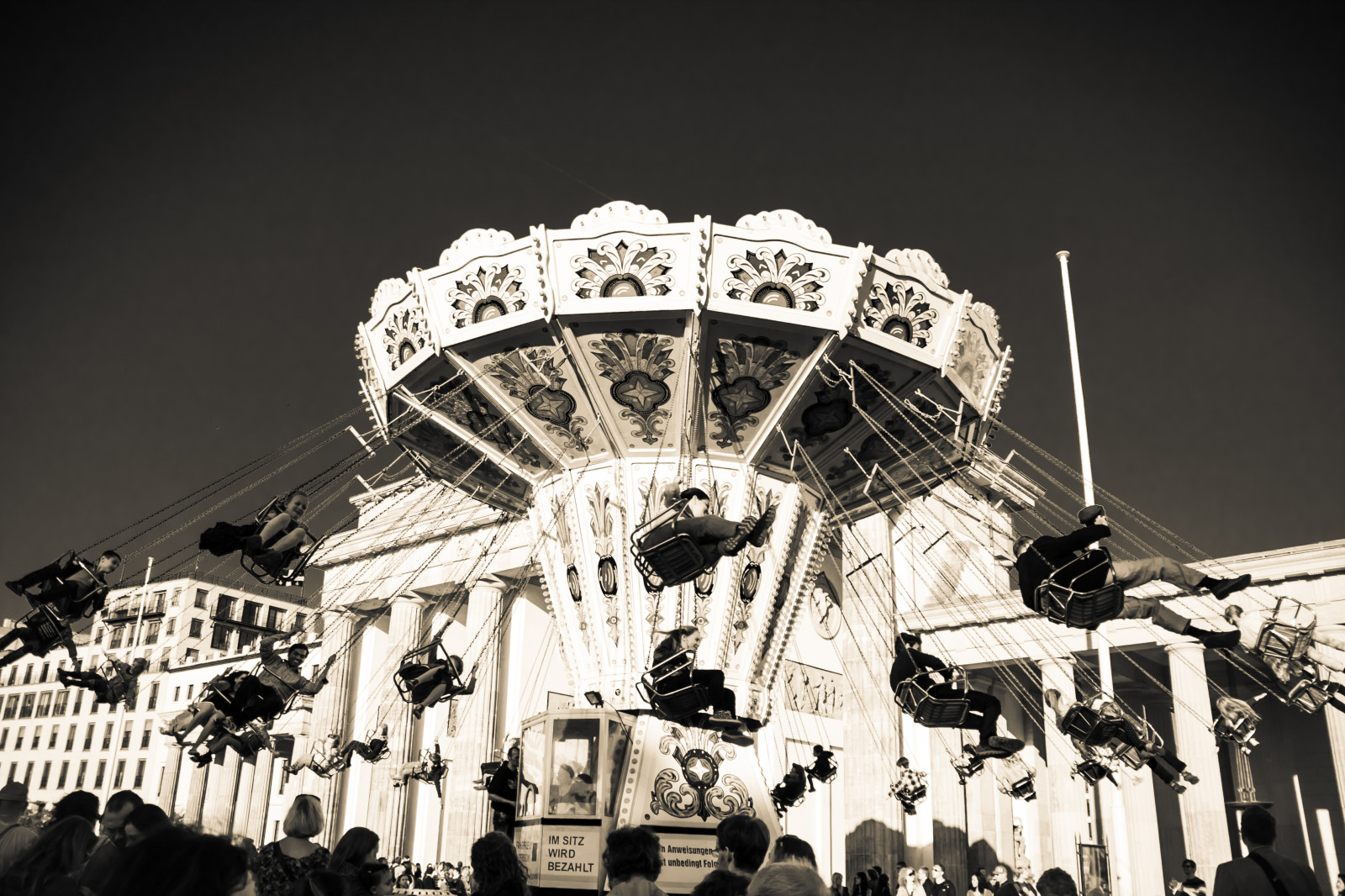 ดำ, Photoshop, ขาวดำ, กลางคืน, สถาปัตยกรรม, ท้องฟ้า, การถ่ายภาพ, เก้าอี้, Canon, แกว่ง, มหานคร, เบอร์ลิน, lightroom, 2014, ดำและขาว, 40d, bw, blackandwhitephotography, bphotography, แสง, dslr, ประตู, ความมืด, ใหม่, สถานที่สำคัญ, eos, photomatix, Robert, การพักผ่อนหย่อนใจ, Brandenburg, Emmerich, แหล่งดึงดูดนักท่องเที่ยว, ดำและขาว, ถ่ายภาพขาวดำ, stuckinberlin, Robertemmerich, monochromephotography, monochromeworld, hqspmonochrome, cityscapephotography, photomaniagermany, brandenburggate, berlinerfotografen, chairswing, tagderdeutscheneinheit, europeanphotography, monochrommonday, btpmonochromepro, magnificentmonochrome, stock photography