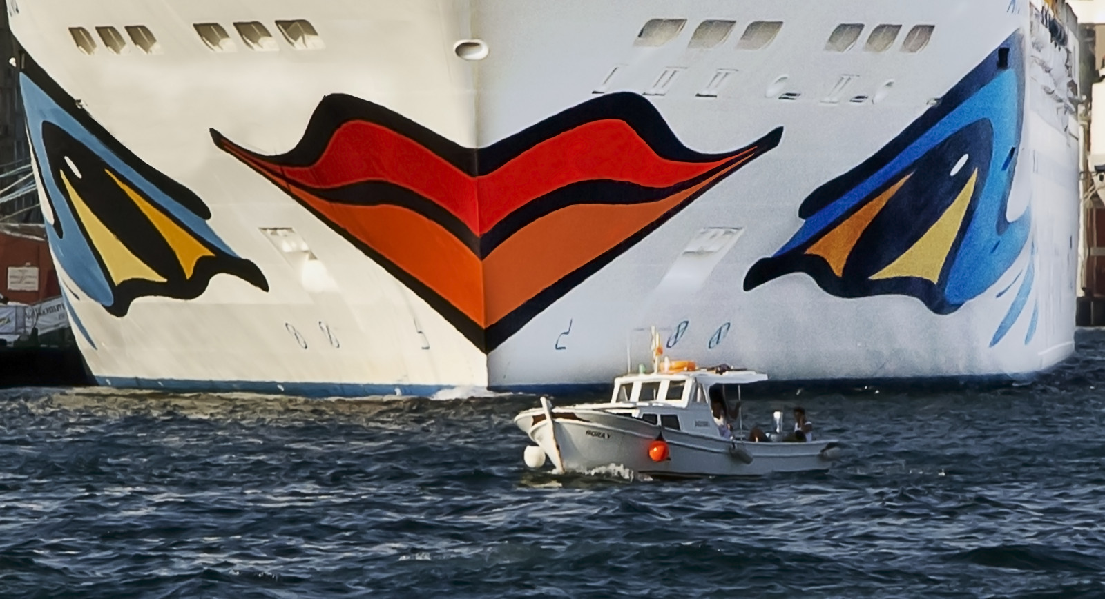 ocean, gade, nyc, rejse, krydstogt, skygge, hav, by-, hvid, berømthed, geometriske, station, silhuet, Kalkun, havn, båd, skib, fotograf, geometri, øjebliksbillede, store, transportere, perspektiv, streetphotography, fotojournalistikken, beholder, streetscene, scene, Istanbul, meddelelse, visninger, streetphoto, Passager, minimalisme, Fange, krydser, AIDA, stilfuld, Publicidade, fotojournalist, urbanlife, Crucero, Dagens billede, Sokak, sahil, trasatl ntico, streetphotographer, travelphoto, sokakfotografi, nomoleskine, istanbullovers, blinkagain