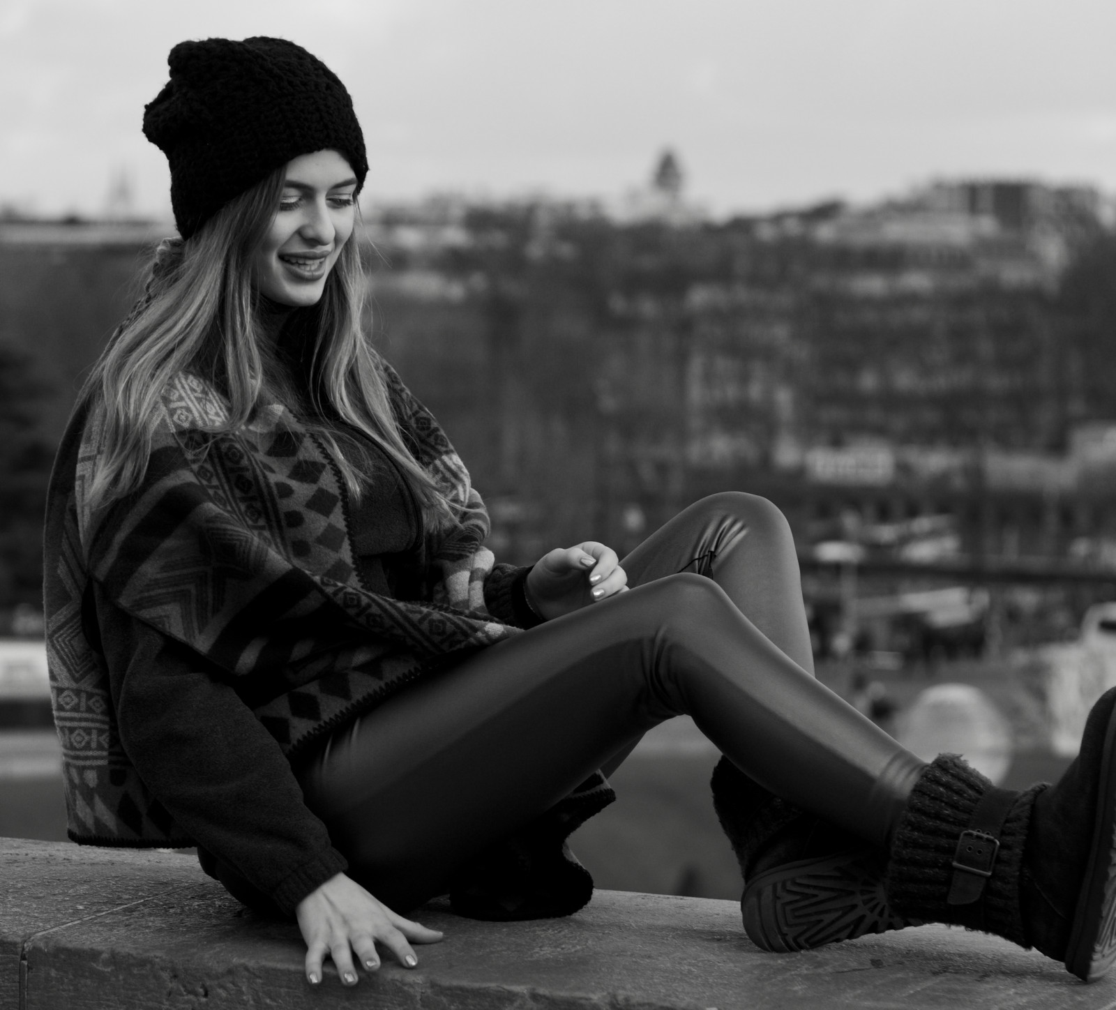 tvář, bílý, Černá, černobílý, model, portrét, oči, nohy, čepice, sedící, fotografování, šaty, móda, legíny, Paříž, kůže, Osoba, čepec, oblečení, supermodelka, Zavřeno, dosti, dívka, krása, žena, dáma, sexy, noha, fotografie, obuv, Černý a bílý, monochromatické fotografování, lidských pozice, portrétní fotografie, focení, Film noir, umění model, siiting