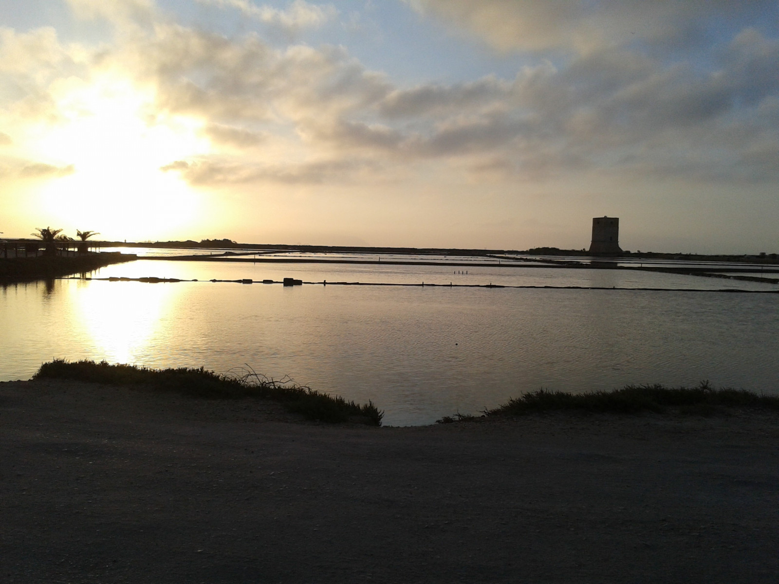 slunečnímu záření, krajina, západ slunce, moře, Itálie, záliv, Příroda, pobřeží, odraz, nebe, pláž, svítání, večer, ráno, pobřeží, slunce, horizont, soumrak, sůl, Sicílie, Trapani, mrak, svítání, oceán, vlna, tělo z vody, 2560x1920 px