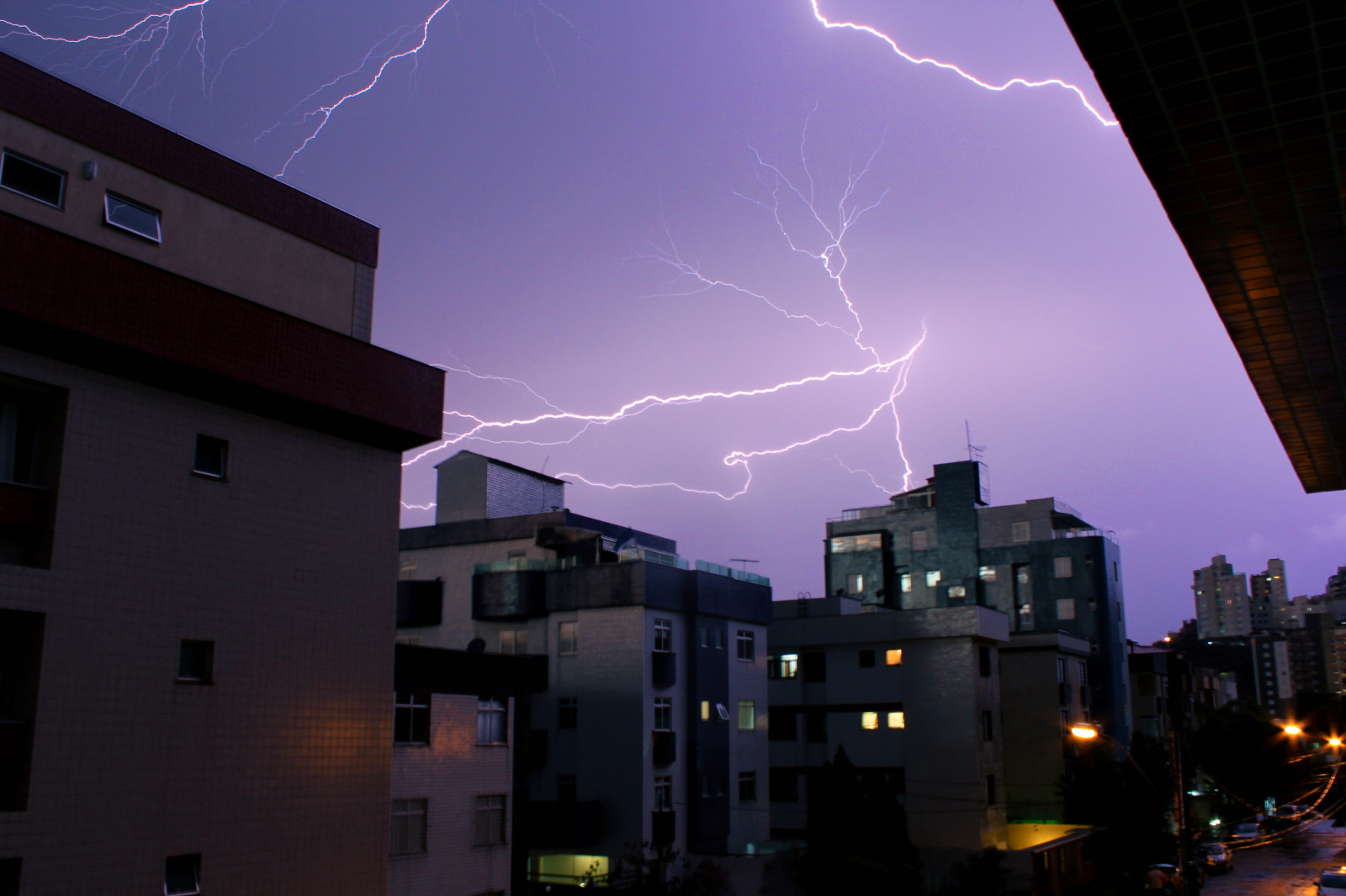 město, panoráma města, noc, architektura, budova, nebe, Dům, Blesk, panoráma, mrakodrap, večer, atmosféra, soumrak, hrom, metropole, elektřina, mrak, strom, centrum, osvětlení, bouřka, tma, během dne, předměstí, energie, fasáda, tempestade, urban area, Metropolitní oblast, obytný prostor, panelový dům, meteorologický jev, jev, Raio, doktor kdo