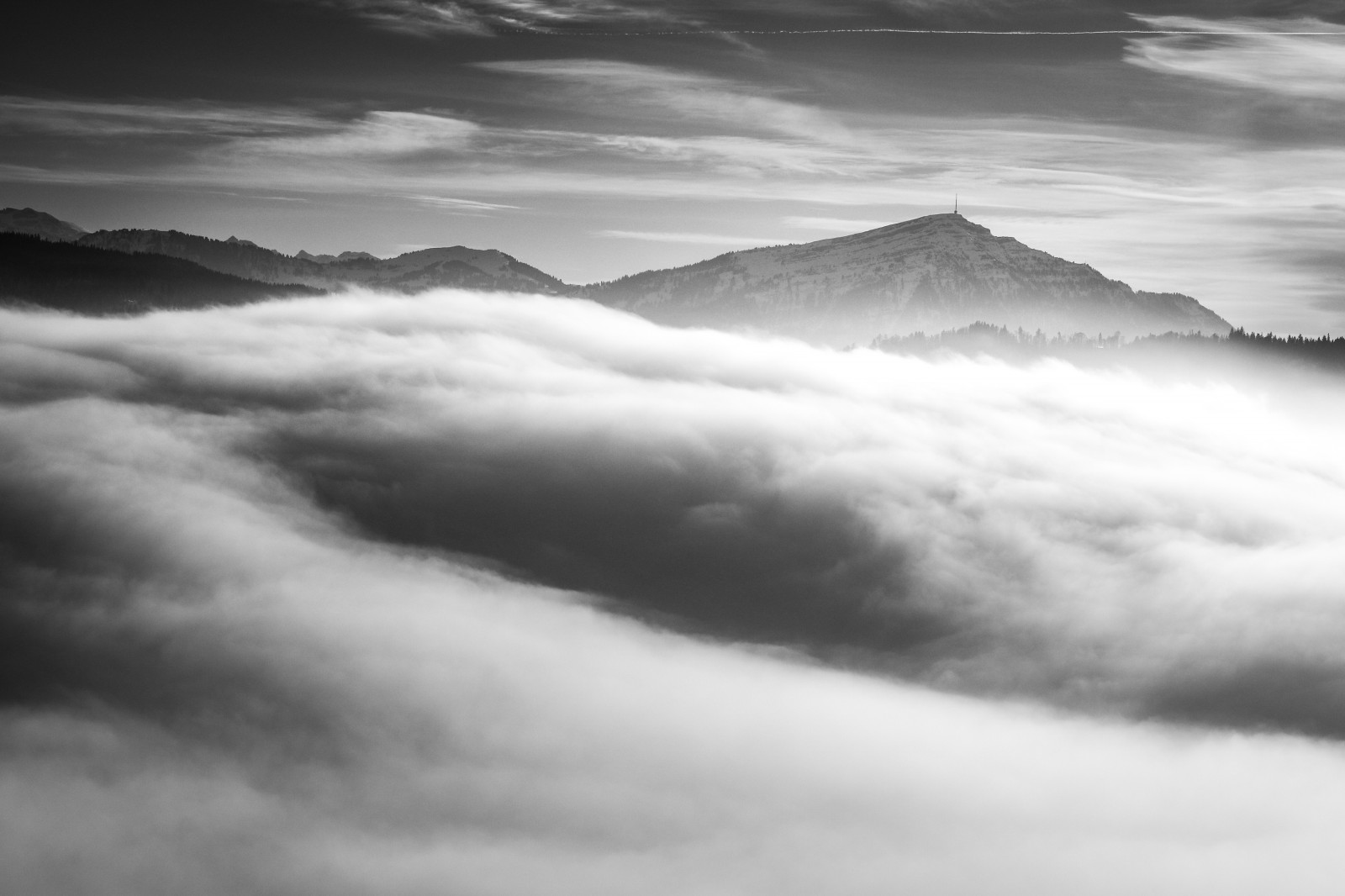 nebe, mrak, Černý a bílý, atmosféra, monochromatické fotografování, fotografování, mlha, ráno, Atmosféra Země, černobílý, mlha, během dne, svítání, jev, meteorologický jev, horizont, uklidnit, hora, kupa, krajina, slunečnímu záření, kopec, večer, počítač tapeta, svítání, stock photography