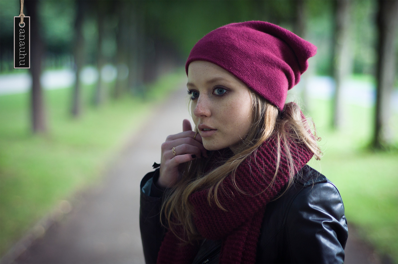 tvář, stromy, lidé, portrét, čepice, fotografování, nachový, Studený, Grunge, šátek, bokeh, boty, čepičku, Leica, purpurová, primární, chladný, dívka, krása, usměj se, oko, dof, dáma, zábava, víčko, 90mm, pokrývka hlavy, availablelight, portrétní fotografie, orgán, pletení, pletené čepice, m9P, Teleelmarit