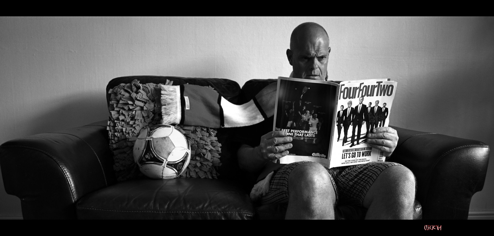 bílý, Černá, černobílý, sedící, fotografování, gauč, Nikon, fotbal, Zvuk, fanoušci, podporovatelé, Mono, Černá bílá, Fotbal, fotografie, D3100, tma, nábytek, CJS, nikond3100, craigsunter, cjs64, Černý a bílý, monochromatické fotografování, Film noir, Craig, click64, Sunter