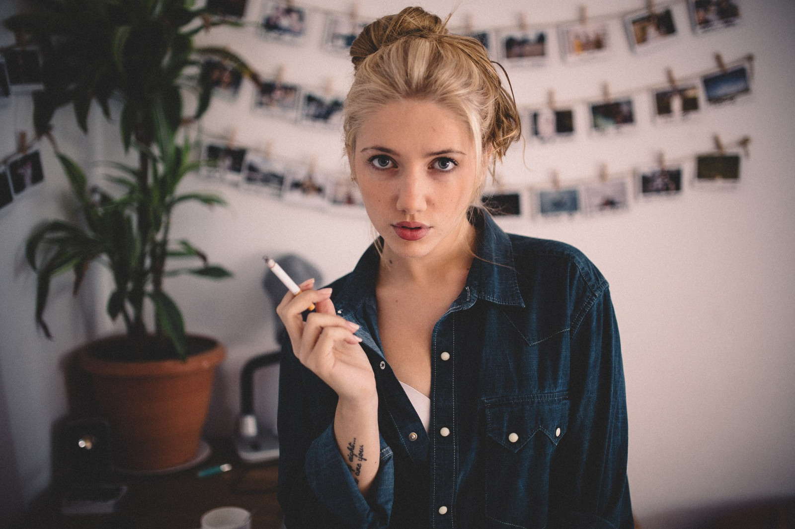 Kvinder, model, portræt, blond, blå øjne, Kigger på seeren, fotografering, rygning, cigaretter, tatovering, blå, mode, hår, Robert Marcillas Ronda, Judit Belmonte, åben skjorte, Person, sang, pige, skønhed, dame, frisure, Photo shoot