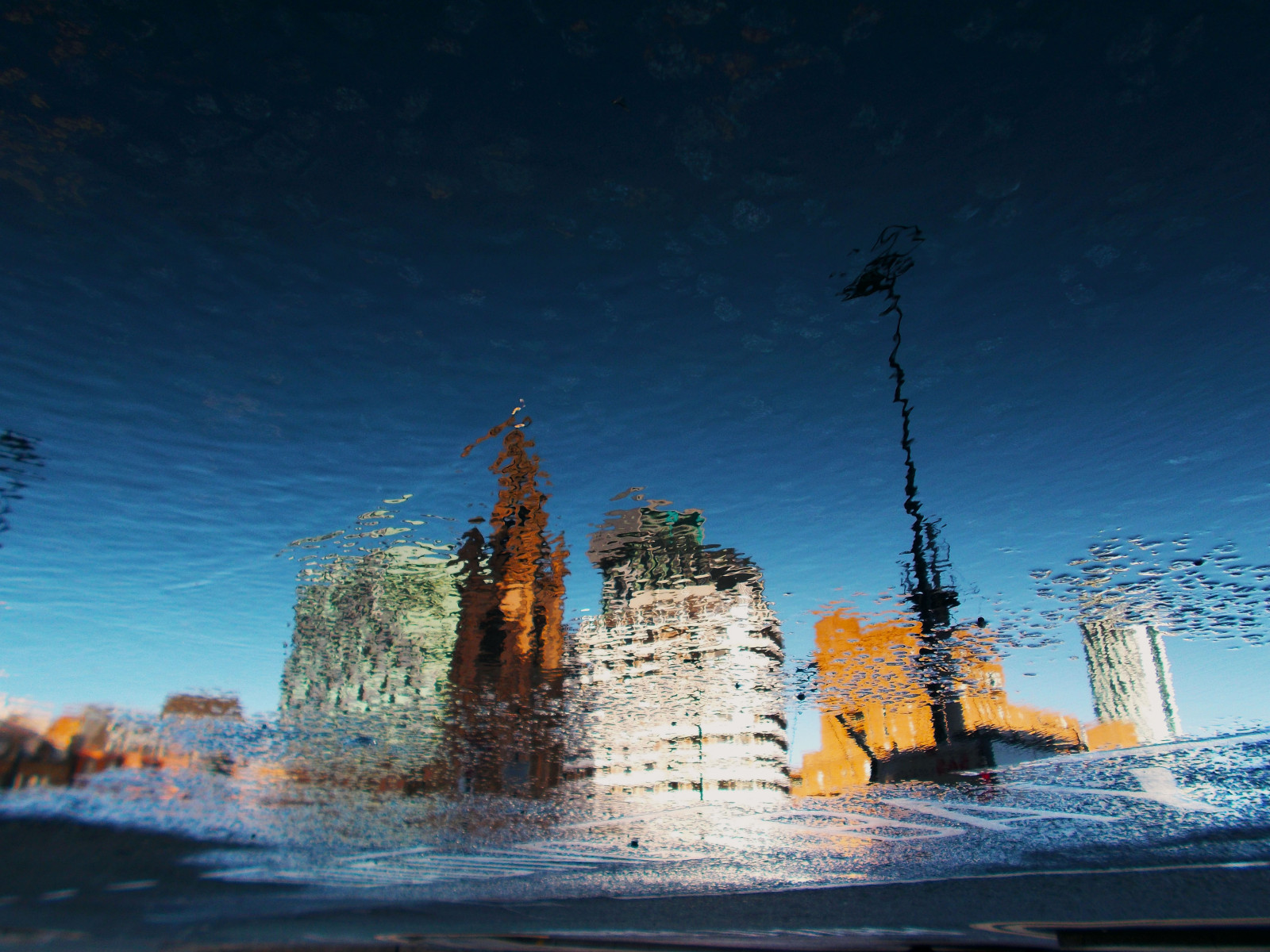 nebe, městský, detail, odraz, architektura, budovy, louže, panoráma města, pouliční lampa, buildingdetail, streetphotography, větrný, urbanart, vlnění, asfalt, cityview, puddlephotography