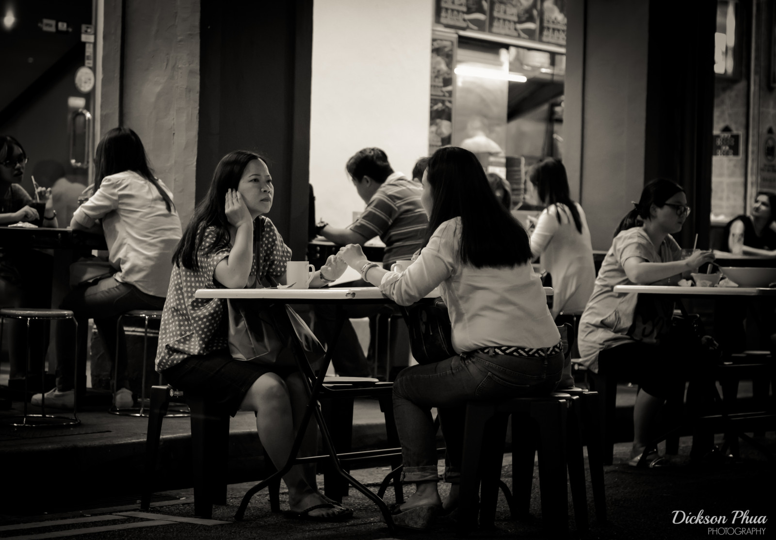 lidé, bílý, Černá, černobílý, oči, ulice, noc, Singapore, Asie, asijský, pole, fotografování, hudba, hudebník, sépie, personál, stop, bokeh, B, uši, denní snění, pátek, F14, Mono, 50mm, hluboký, dívka, tělesné, východní, bublina, hloubka, spojení, turista, povídat si, upřímný, moment, w, rozhodující, Černý a bílý, monochromatické fotografování, ucho, Naslouchání, mělký, sg, Pozor, měnič, Seah, Bugis, paragon