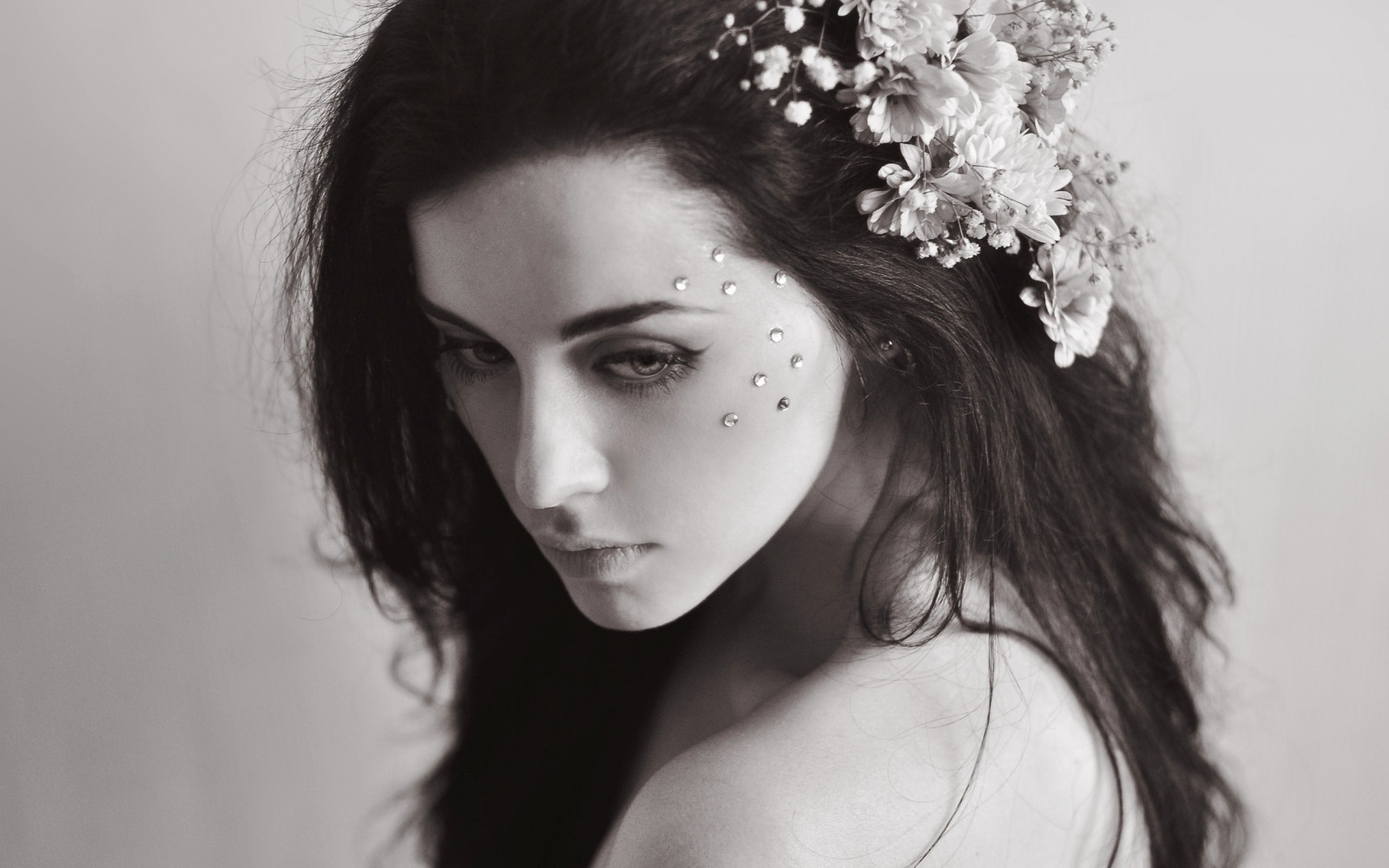 tvář, bílý, Černá, ženy, černobílý, model, portrét, brýle, fotografování, šaty, móda, vlasy, Květina ve vlasech, kůže, oblečení, hlava, dívka, krása, oko, žena, dáma, účes, 2560x1600 px, Černý a bílý, monochromatické fotografování, portrétní fotografie, focení, orgán