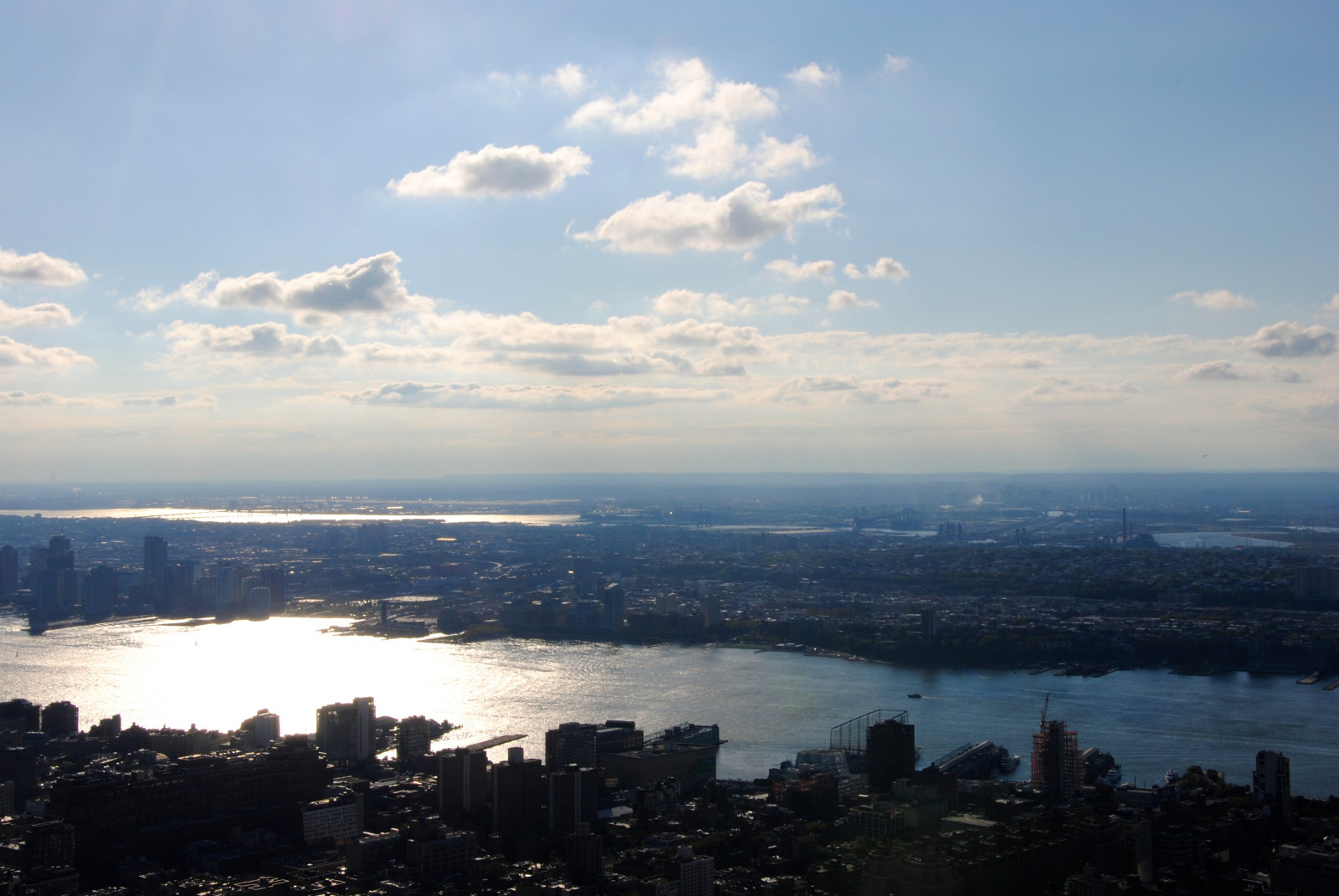 slunečnímu záření, krajina, západ slunce, moře, panoráma města, kopec, odraz, nebe, svítání, panoráma, večer, ráno, řeka, horizont, panoráma, soumrak, Manhattan, mrak, hora, Pohled, svítání, newyork, Empire State Building, skyscrapes, Hudson, atmosférický jev, Atmosféra Země, letecké snímkování