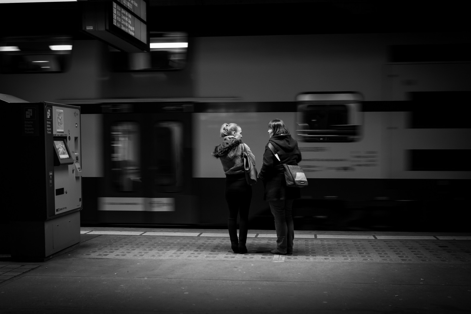 hvid, sort, monokrom, gade, nat, fotografering, landsby, Schweiz, stående, midnat, Zürich, infrastruktur, lys, scene, downtown, bw, mand, belysning, fotografi, fuji, mørke, SW, schweiz, øjebliksbillede, svizzera, SBB, suisse, sort og hvid, monokrom fotografering, film noir, zurigo, fujixpro2, kurtessler, 23mm, Stadelhofen