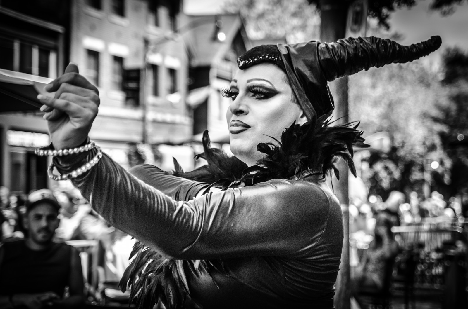 Černá, černobílý, fotografování, zpěvák, hudebník, hrdost, zábava, Černá bílá, fotografie, tanec, streetphotography, kostým, dav, portait, Černý a bílý, monochromatické fotografování, Film noir, performance, gaypride, blogto, torontoist, blogtophoto, streetshow, posádky, maleficient, churchwellesley, torontoworldpride2014