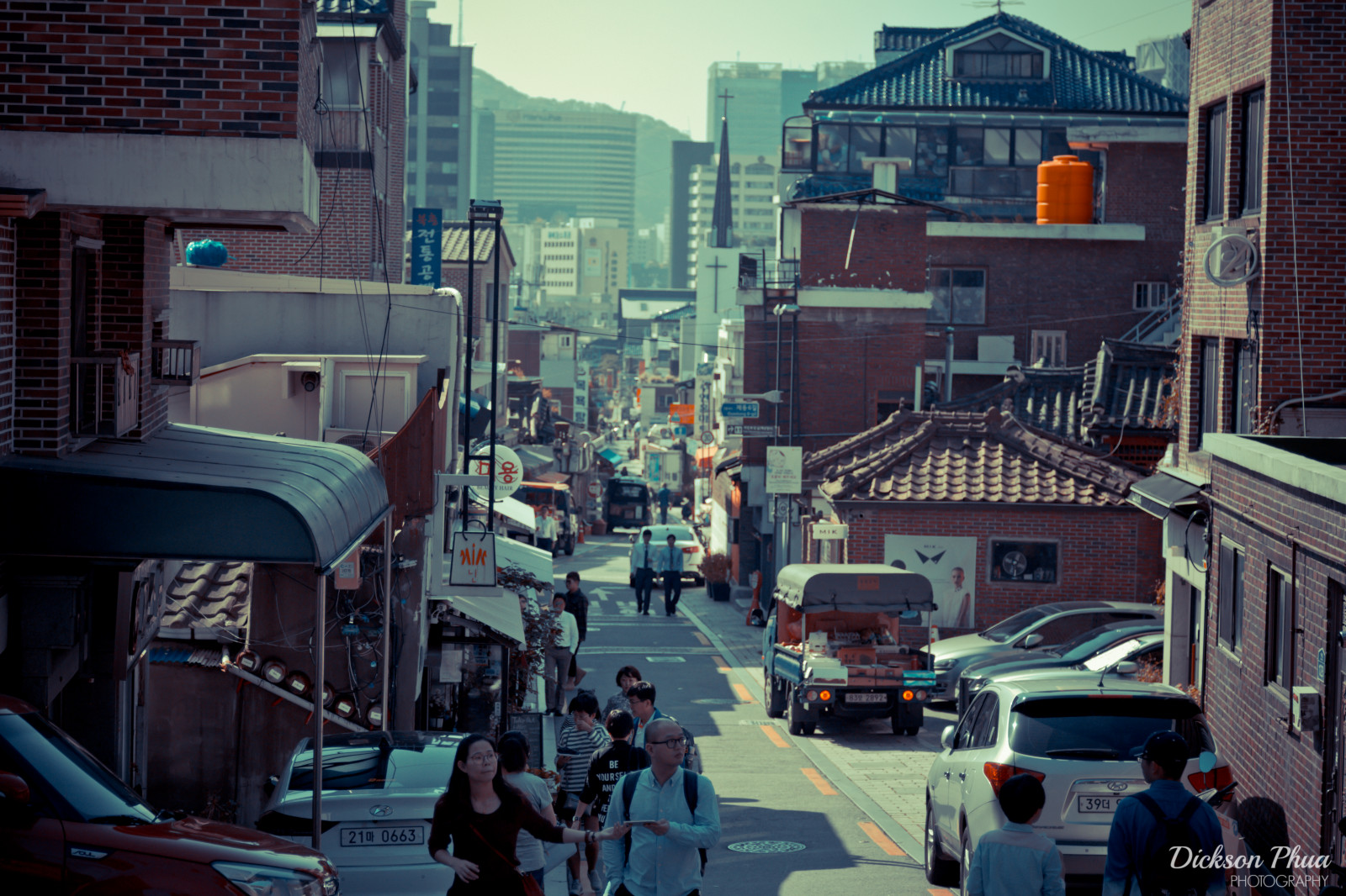 Menschen, Stadt, Straße, Stadtbild, Asien, Gebäude, asiatisch, Straße, Fotografie, Wolkenkratzer, Abend, der Verkehr, Stadt, Koreanisch, Oktober, Seoul, Transport, Metropole, versteckt, Infrastruktur, Fußgänger, 2016, Innenstadt, Osten, Gasse, Süd, Vorort, Südkorea, Korea, Republik, Fahrbahn, Stadtgebiet, Metropolregion, menschliche Siedlung, Gegend, Wohngebiet, Uneben, Rok, Bukchon, Layout, eng
