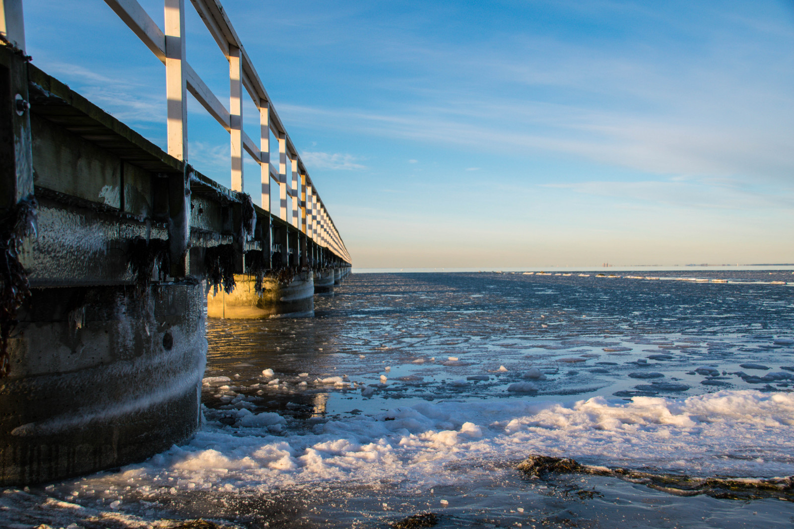 sollys, solnedgang, hav, Bugt, vand, natur, kyst, afspejling, himmel, vinter, køretøj, strand, is, aften, morgen, kyst, bro, horisont, mole, Sverige, skumring, ferie, Sverige, Malm, Sky, er, udendørs, ocean, bølge, sk nel n, SE, spegling, himmel, resund, streng, brygga3, krop af vand