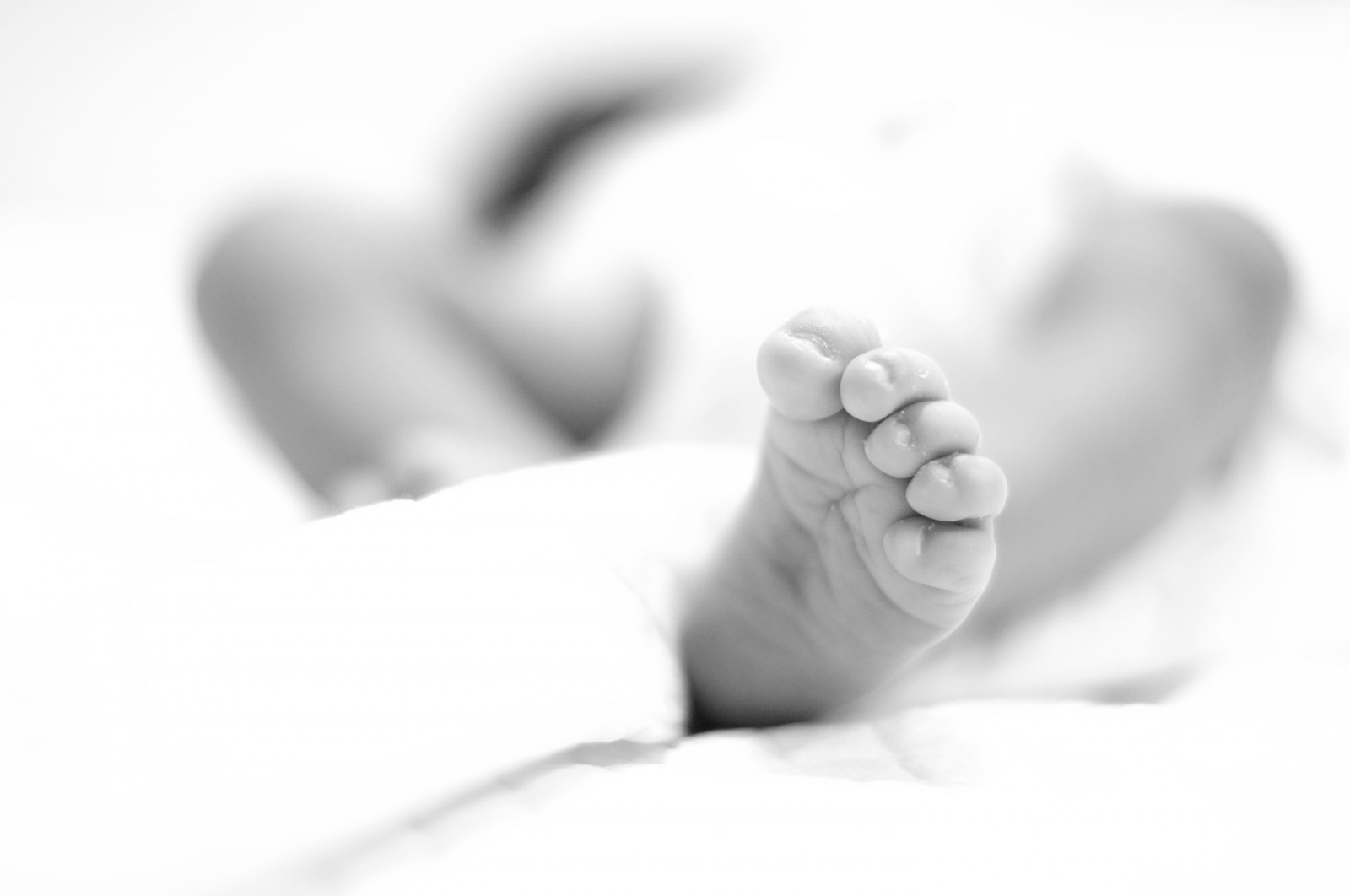 černobílý, Nohy, dítě, Nikon, psaní, Černý a bílý, 50mm, ruka, highkey, prst, smysl, paže, nikond5000, 50mmf18g, D5000, shallowdof, Černý a bílý, monochromatické fotografování, orgán, zblízka, interakce, lidská činnost, nemluvně, palec, shallowdepthoffield, mělký, těhotenství