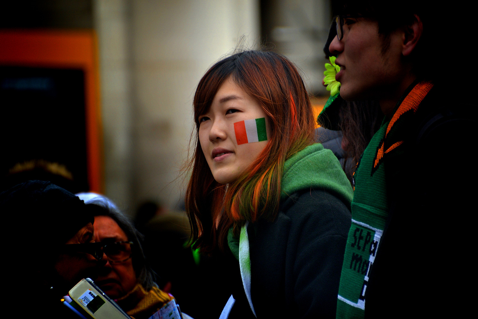 ojf, lidé, fotografování, Nikon, Fitzpatrick, trouba, j, joe, dosti, chodník, stíhání, D3100, Irsko, redakční, použití, pouze, ojfitzpatrick, irsko, Dublin, republika, město, Tamron, žena, ženský, přitažlivý, krása, Krásná, svatý, Patrik, Svatý, patricks, den, asijský, vlajka, trikolóra, zelená, průvod, nádech, tónovaná, vlasy, příznakem, spectate, divák, Pruhovaný, pruhy, barva, barva, dia, de, San, Patricio, Dovolená, festival, sincero, offen, Lano, sincer, Candido, že, tha, upřímný, unposed, candidphoto, candidphotography, candidportrait, přírodní, realismus, dokumentární, fotožurnalistiky, život