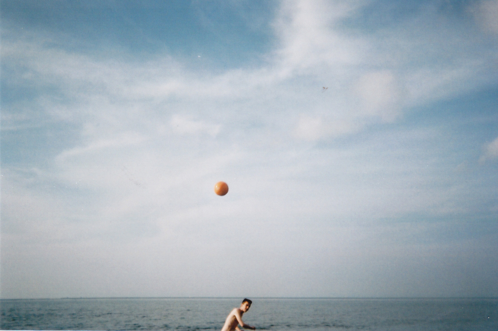 oceán, chlapec, moře, letní, nebe, slunce, film, voda, mraky, analogový, 35MM, míč, fotoaparát značky kodak, Ostrov prince Edwarda, volejbal, analog, pei, jednorázový