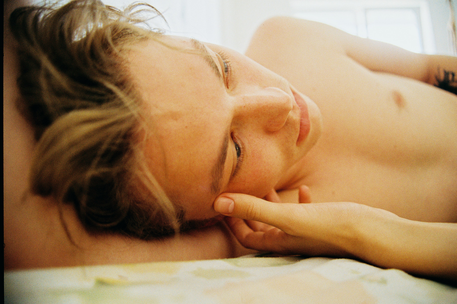 světlo, chlapec, portrét, film, chlapci, tvář, Mládí, postel, ruka, fotoaparát značky kodak, prádlo, Oděsa, portra, něha, dicaprio, Leonardo DiCaprio, youngdicaprio