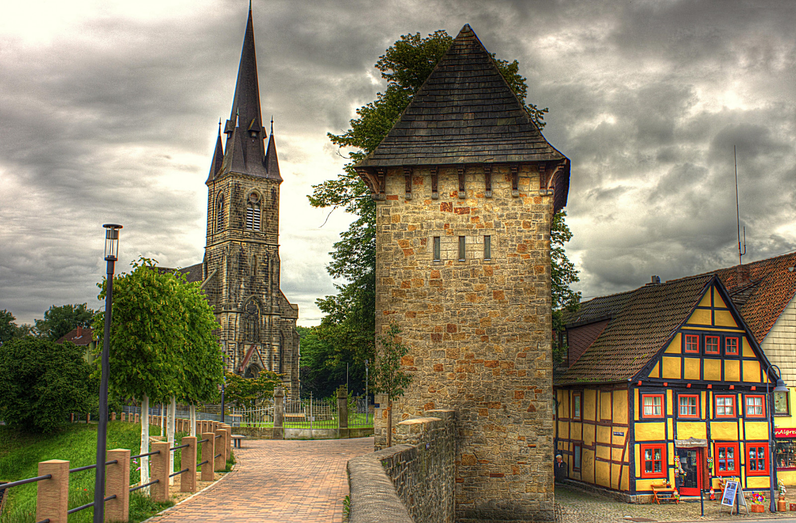 nebe, strom, spirála, středověká architektura, budova, kostelní věž, zámek, kostel, hrad, dějiny, věž, mrak, středověk