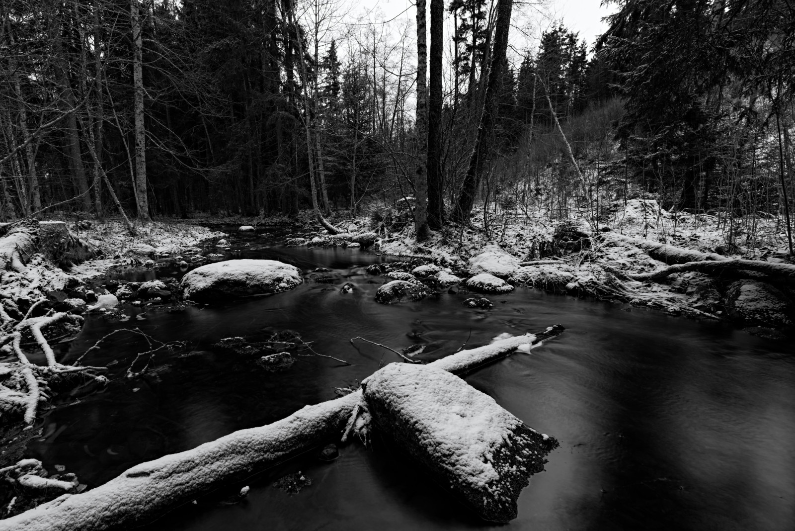 les, černobílý, 500px, voda, Příroda, odraz, sníh, zima, větev, řeka, Instagram, divočina, proud, Facebook, Google, 2017, strom, podzim, list, flickr, sezóna, natur, svartvitt, landskap, tma, canoneos6d, zálesí, místo výskytu, přírodní prostředí, Černý a bílý, monochromatické fotografování, dřevina, canonef1635f4lisusm, fotosidan, youpic, Munkedal