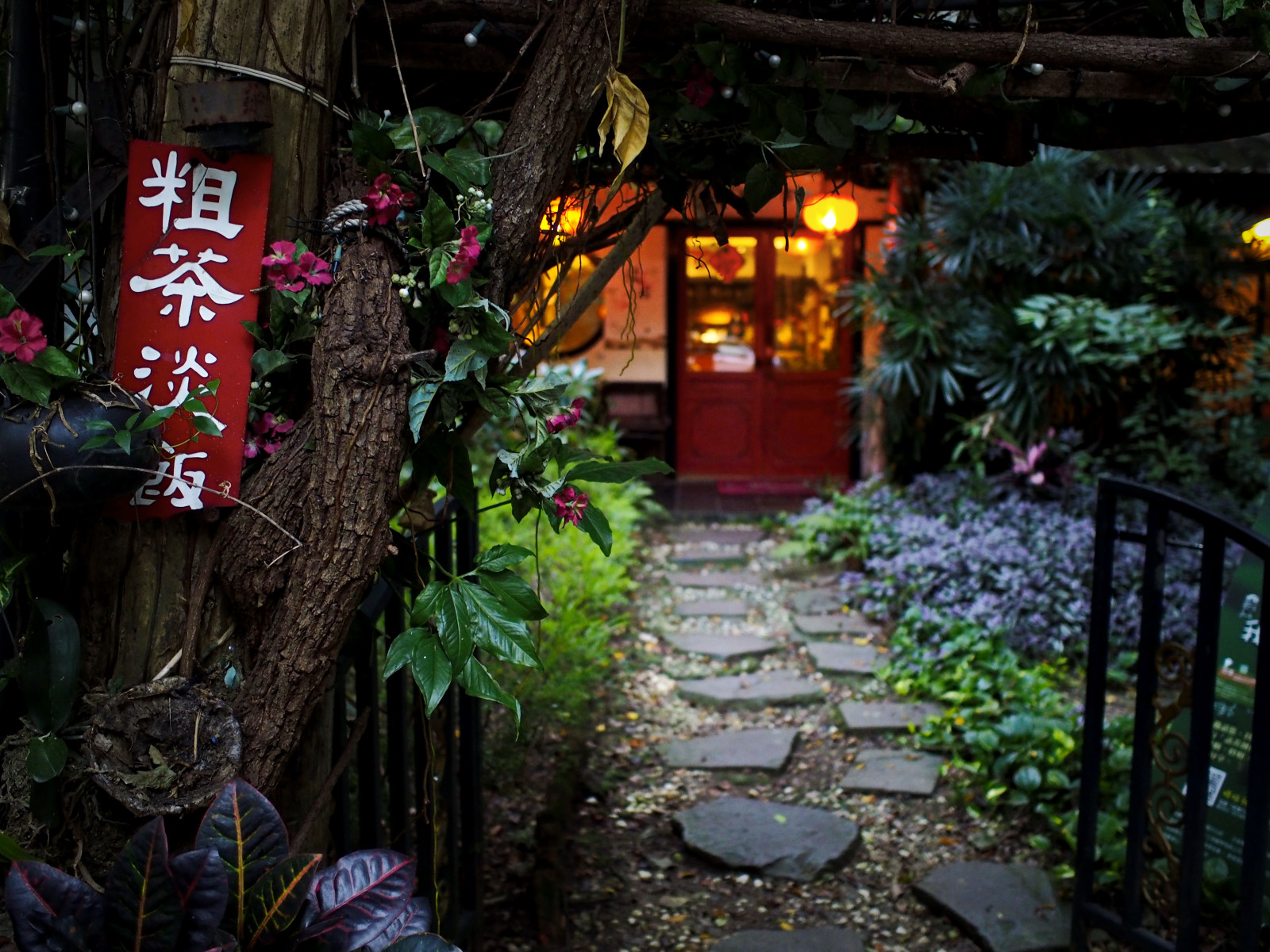 วอลเปเปอร์ : สีแดง, ต้นไม้, ร้านอาหาร, bokeh, POV, ชาวจีน ...