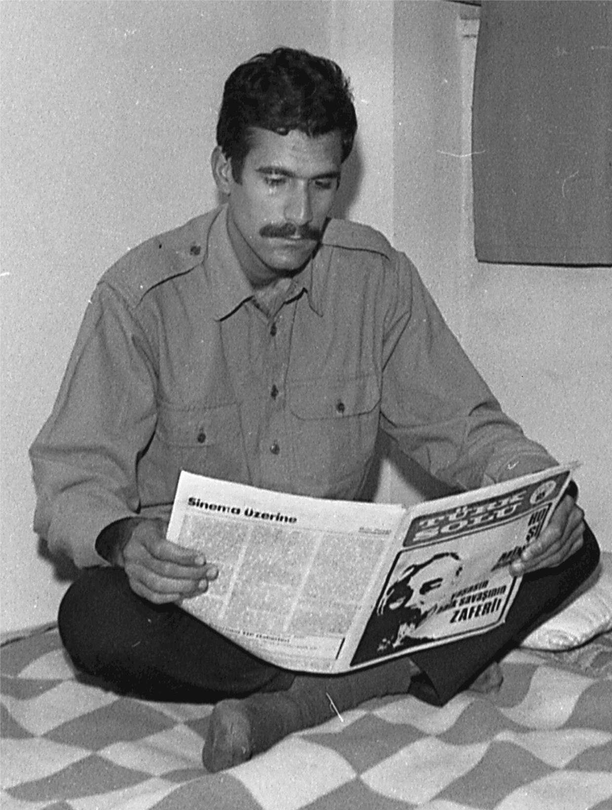 monocromo, seduta, Persona, rivoluzionario, rivoluzione, socialismo, bianco e nero, fotografia in bianco e nero, posizioni umani, 1240x1640 px, deniz gezmis