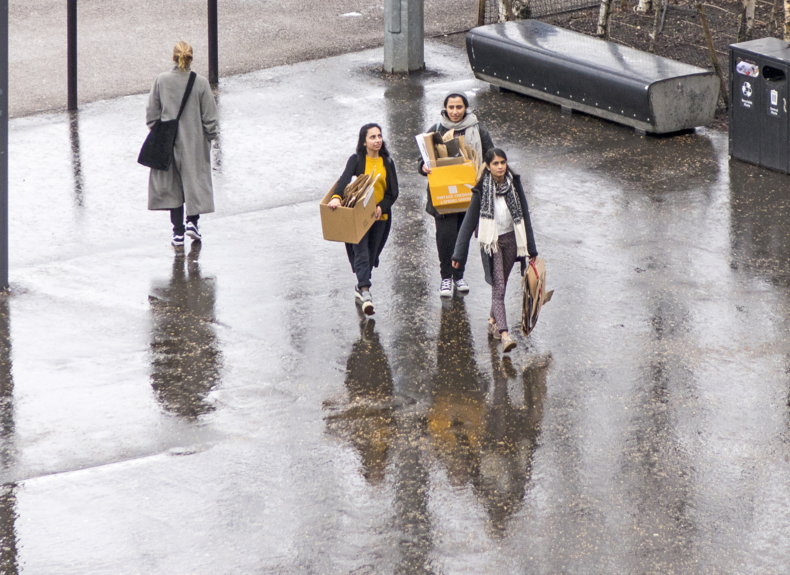 ลอนดอน, คน, ถนน, น้ำ, หิมะ, ฤดูหนาว, ฝน, โคลน, อังกฤษ, ทันสมัย, เทา, เปียก, มืดครึ้ม, ฤดูใบไม้ผลิ, วัน, สภาพอากาศ, หญิงสาว, ฤดู, ผู้หญิง, เทต, ทางน้ำ, กีฬาความอดทน