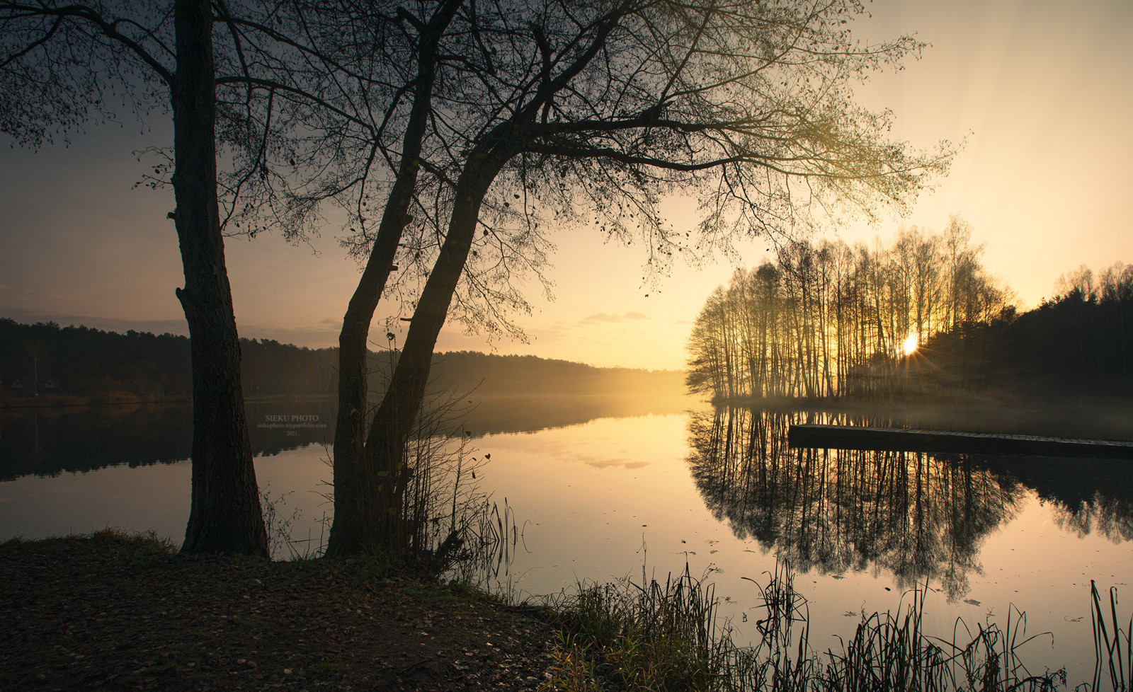 voda, nebe, vodní zdroje, mrak, atmosféra, rostlina, Natural landscape, větev, dřevo, odlesk, vodní tok, strom, soumrak, slunečnímu záření, jezero, západ slunce, atmosférický jev, tráva, svítání, dřevina, banka, horizont, venkov, lacustrine plain, krajina, vodní, Tints and shades, les, větvička, mlha, svítání, slunce, Volně žijících živočichů, nádrž, astronomický objekt, podsvícení, tma, monochromatické fotografování, zima, mokřadní, černobílý, Lake District, jezero, lužní les, večer, riparian zone, odraz, přírodní rezervace, zálesí, lužní, bažina, bažina, rybník, symetrie, bayou, zvuk, noc, stín, podzim, silueta, Freshwater marsh, bažina
