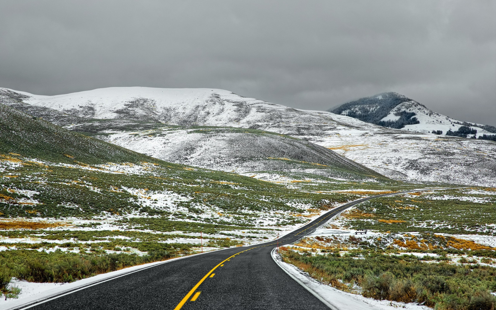 Landschaft, Berge, Himmel, Schnee, Straße, Wolken, Fjord, Bergpass, Autobahn, Alpen, Plateau, Infrastruktur, Grat, Berg, Wetter, Bergige landforms, Landform, geographische Eigenschaft, Gebirge, Glaziale landform