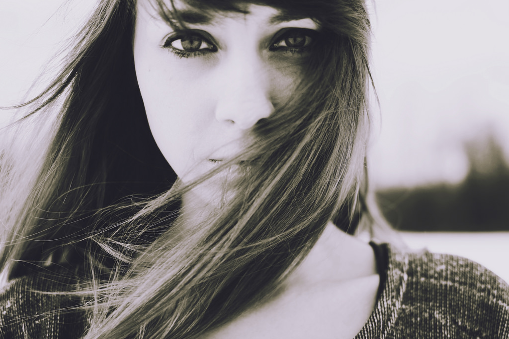 twarz, krajobraz, las, biały, czarny, monochromia, Model, portret, blond, oczy, długie włosy, Natura, okulary, śnieg, fotografia, drewno, czarne włosy, moda, włosy, wiatr, wiosna, Osoba, skóra, 35MM, głowa, powietrze, Blondie, kolor, drzewo, dziewczyna, piękno, Bw, uśmiech, oko, kobieta, dama, blond, Fryzura, Fotografia portretowa, sesja zdjęciowa, brązowe włosy, Sztuki, Ludzkie ciało, organ, ścieśniać, Poncho