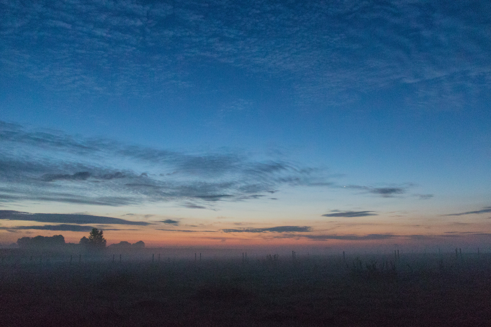Landschaft, Sonnenuntergang, Hügel, Betrachtung, Himmel, Sonnenaufgang, Abend, Morgen, Nebel, Horizont, Atmosphäre, Dämmerung, Ländlichen, Wolke, Nebel, Bluehour, Berg, Dämmerung, Wiese, Himmel, Dimma, Landschaft, Geschmolzen, Landschaftlich, Solution, S dersl tt, Landkap, Norra von, Exif Modell canoneos760d, Geocountry, Kamera macht canon, Geocity, Kameramodell canoneos760d, Geostate, Geolocation, Exif linse efs18200mmf3556is, Exif machen canon, Bl timmen, Exif focallength 18mm, Exif isospeed 6400, Exif Blende 35, Morgon, Ebene, Prärie, Atmosphärisches Phänomen, Nachglühen
