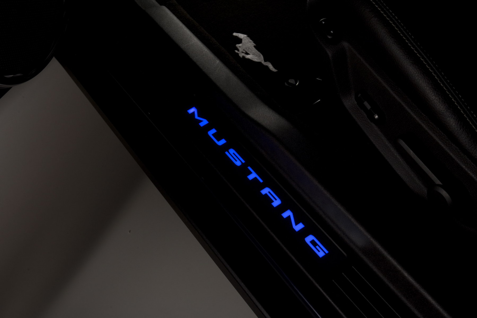 schwarz, Ford, 2013, Netcarshow, Netcar, Auto Bilder, Auto Foto, Mustang, Licht, Beleuchtung, Linie, Dunkelheit, Bildschirmfoto, Automotive außen, Schriftart