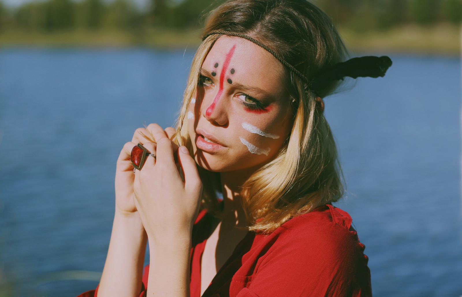 donne, modello, ritratto, bionda, rosso, all'aperto, fotografia, piume, vestito, moda, pittura facciale, fascia per capelli, primavera, Persona, pelle, capi di abbigliamento, capo, colore, ragazza, bellezza, stagione, Sorriso, donna, signora, divertimento, fotografia, servizio fotografico, espressione facciale