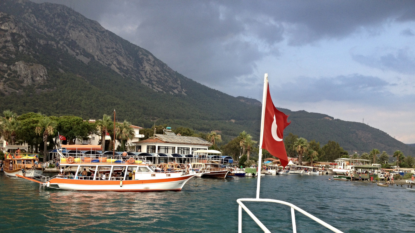 krajina, loď, moře, záliv, jezero, voda, nebe, pláž, Cestovní ruch, pobřeží, vlajka, krocan, přístav, letní, fjord, iPhone, Dovolená, Lake District, Marina, strom, hora, volný čas, plavidlo, plavba, lodičky, jezero, vodní, Mugla, Akyaka, water transportation, coastal and oceanic landforms