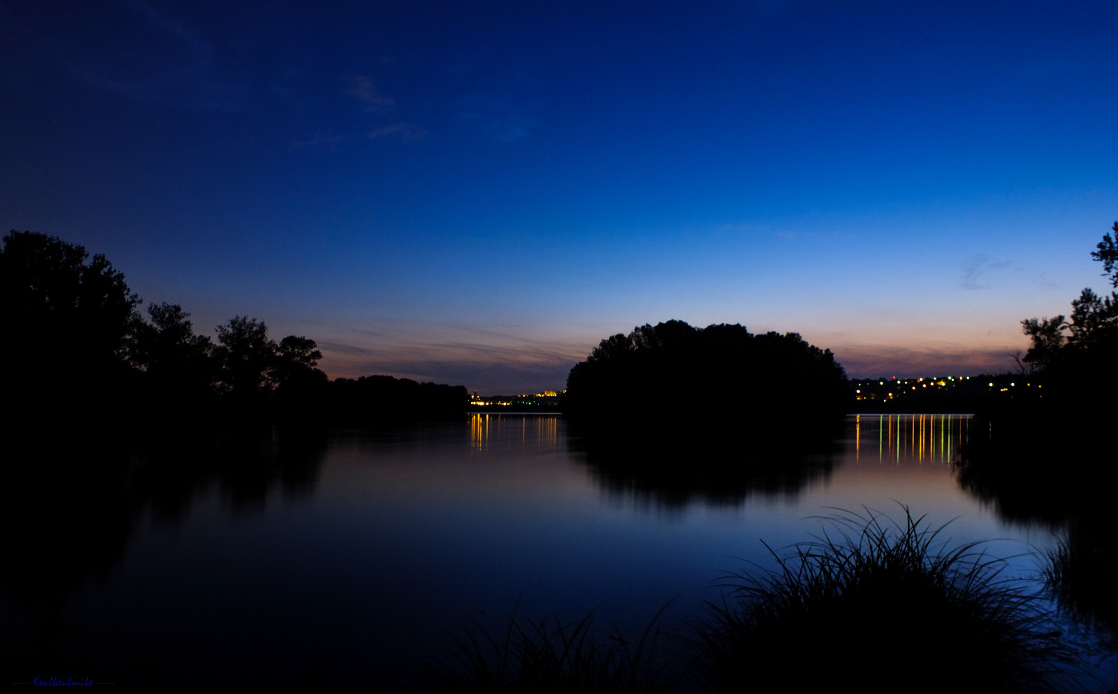 krajina, světla, západ slunce, noc, jezero, voda, Příroda, odraz, nebe, park, svítání, uklidnit, modrý, večer, ráno, řeka, měsíční svit, horizont, atmosféra, soumrak, banka, půlnoc, paysage, Klid, světlo, dlouho, expozice, mrak, strom, svítání, přírodní, odrazy, naturaleza, natur, tma, catchycolors, mléko, reflets, nádrž, natura, krajiny, eau, parc, bleue, odráží, lacs, s r nit, jezero, PAYSAGES, počítač tapeta, Atmosféra Země, odlesk, expozice, jev, Rhone, Lumieres, bluetime, Miribel, Jonage, Keulkeulmike