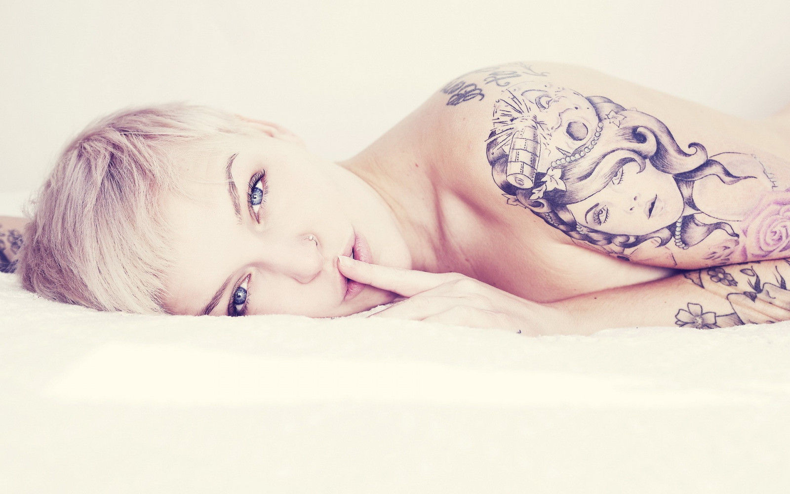 cara, mulheres, modelo, Loiras, cabelo curto, fotografia, tatuagem, Nariz perfurado, Pessoa, pele, Sentido, braço, sessão de fotos, órgão, interação