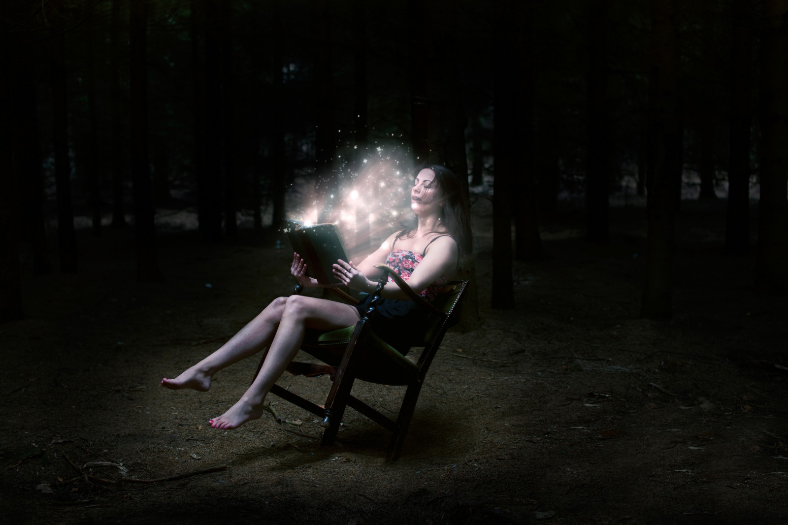 træer, Skov, Kvinder udendørs, Kvinder, model, Fantasy kunst, mørk, nat, langt hår, brunette, Bare skuldre, barfodet, Åben mund, ben, sidder, fotografering, glødende, bøger, læsning, stol, foto manipulation, magi, eventyr, lys, fotografi, mørke, billede, skærmbillede, humane positioner, 2808x1872 px