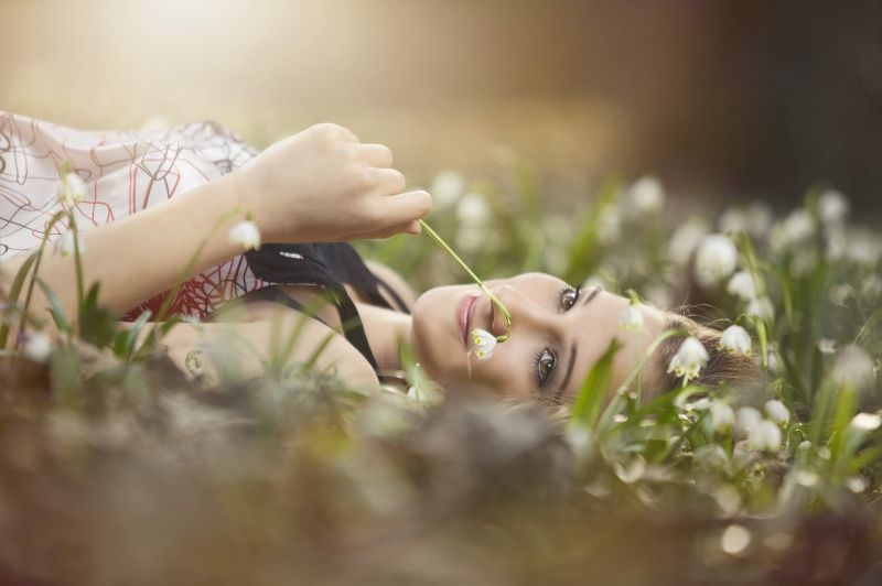 tráva, slunečnímu záření, ženy venku, ženy, model, květiny