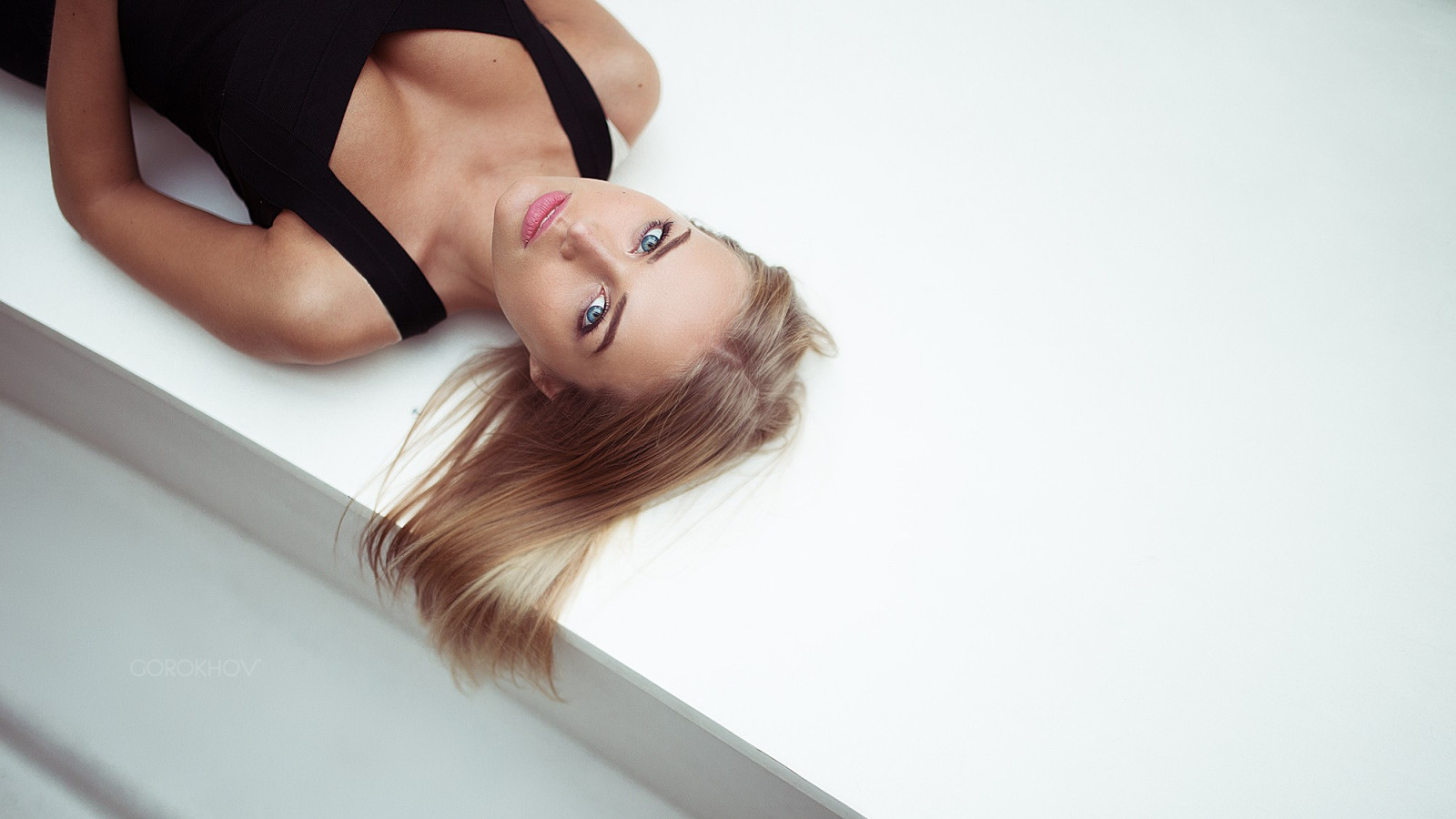 ženy, model, blondýnka, dlouhé vlasy, modré oči, brýle, fotografování, šaty, výstřih, móda, vlasy, Ivan Gorokhov, kůže, krása, oko, ruka, prst, noha, smysl, blond, účes, focení, Lidské tělo