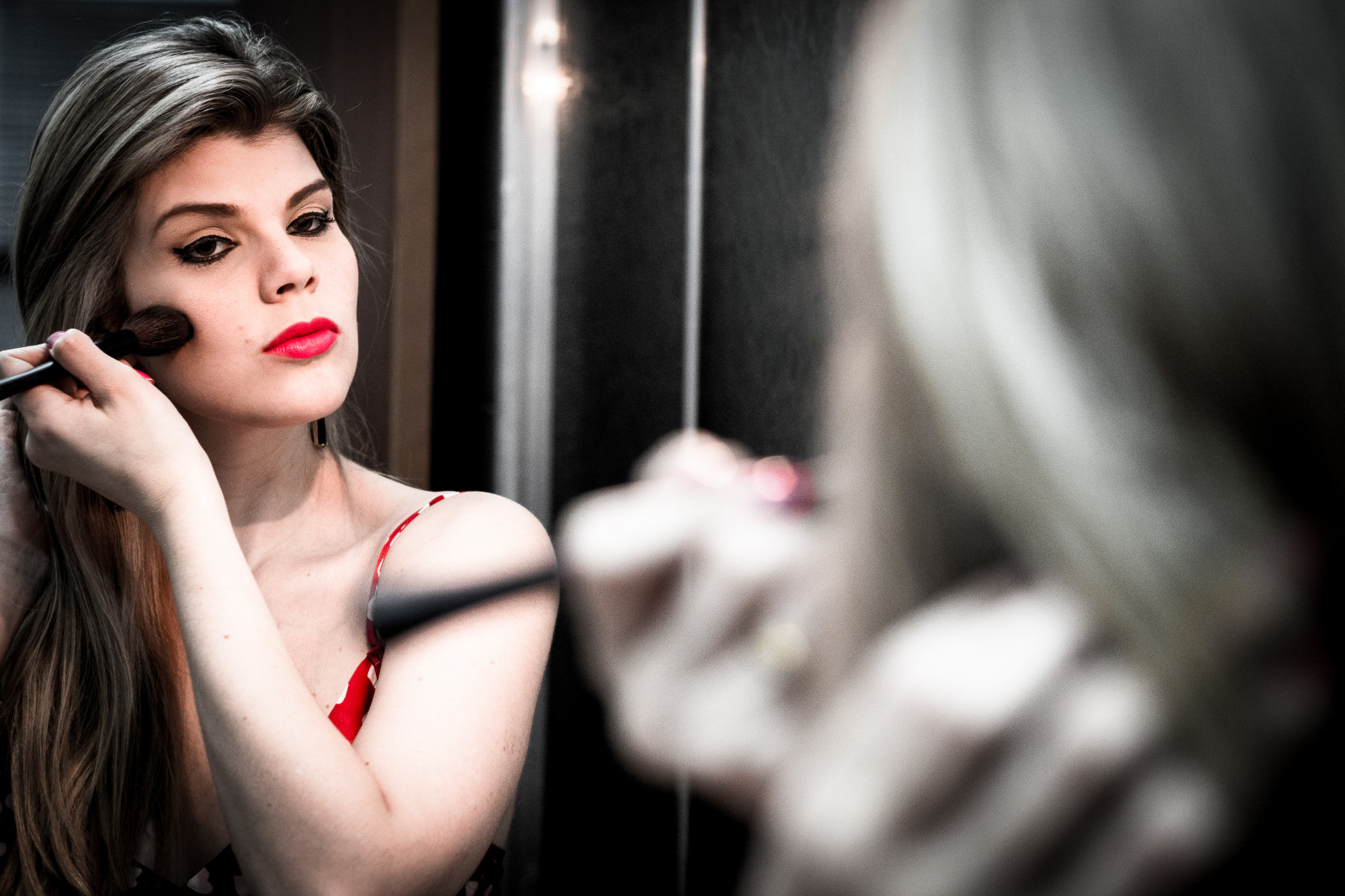 model, portræt, rød, makeup, fotografering, læbestift, spejl, mode, hår, eyeliner, øjenskygge, hud, pige, skønhed, øje, dame, brud, farver, læbe, portrætfotografering, Photo shoot, blyant, vermelho, primer, Batom, makup