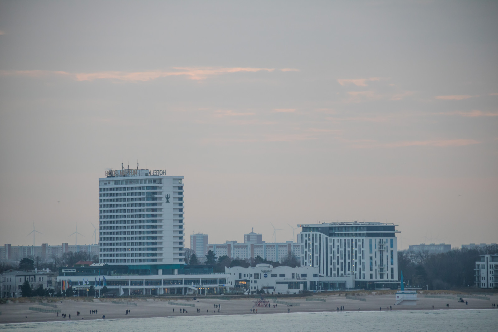 moře, město, panoráma města, voda, nebe, panoráma, mrakodrap, ráno, Německo, pobřeží, horizont, soumrak, opar, mrak, centrum, nebe, vatten, hav, moln, Německo, deutschland, Rostock, exif modelu canoneos760d, geocountry, Kamera aby kánon, geocity, Model fotoaparátu canoneos760d, geostate, geolocation, EXIF čočka efs18200mmf3556is, EXIF otvor 56, exif aby kánon, exif isospeed 640, exif focallength 160mm, warnem NDE, atmosférický jev, Atmosféra Země, lidské osídlení, panelový dům