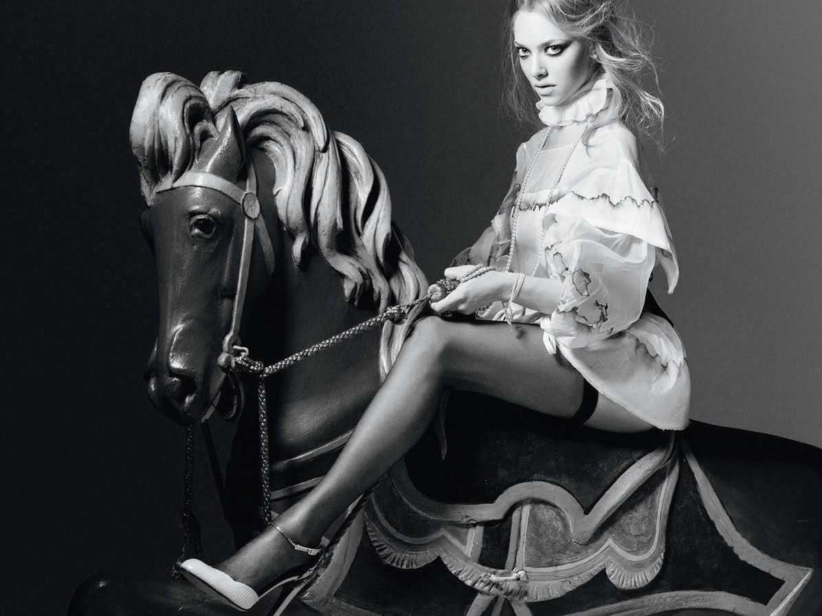 tegning, hvid, sort, Kvinder, monokrom, sidder, fotografering, skuespillerinde, strømper, skulptur, statue, mode, Amanda Seyfried, KUNST, dame, sort og hvid, monokrom fotografering, humane positioner, Photo shoot, nøgenmodel