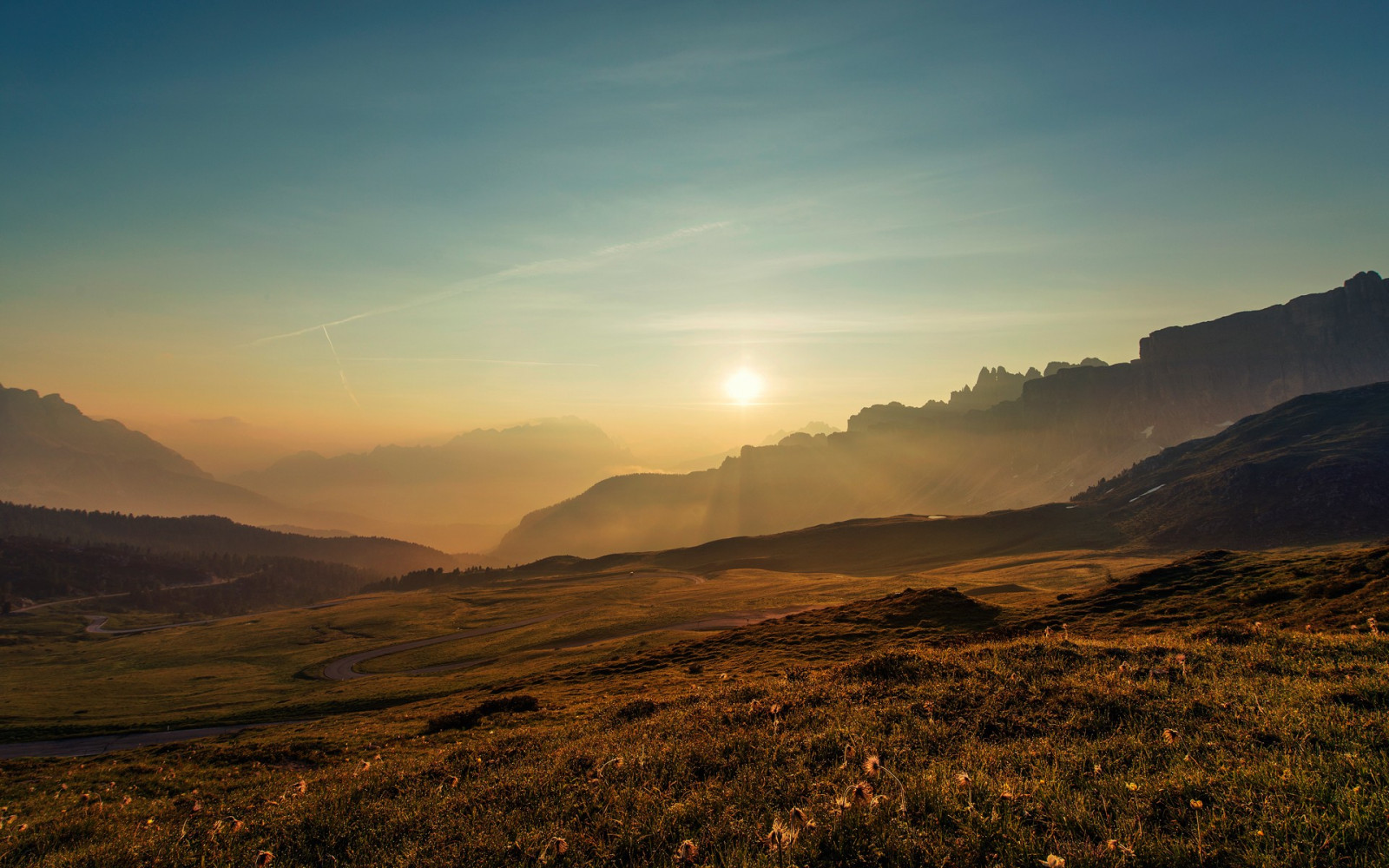 sollys, landskab, bjerge, solnedgang, bakke, natur, vej, solopgang, aften, morgen, tåge, Sol, skyfri himmel, horisont, dal, ødemark, skumring, plateau, Sky, bjerg, daggry, almindeligt, loch, atmosfærisk fænomen, bjergrige landskabsformer, landskabsform, geografisk funktion, bjergkæde, faldt