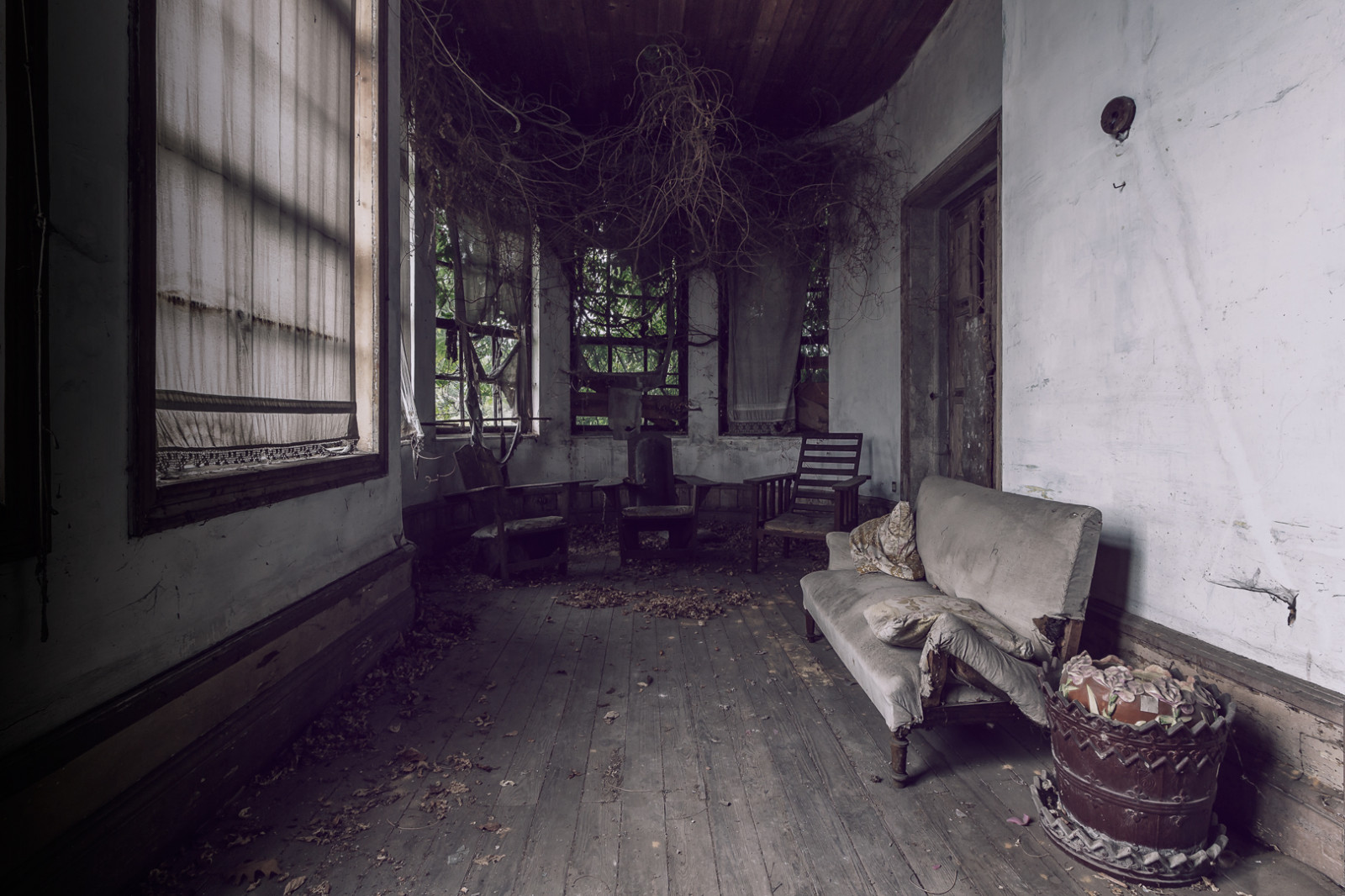 gammel, vindue, by-, bygning, forladt, uhyggelig, træ, hus, stol, udforskning, Portugal, Urbex, lys, skygger, vinduer, stole, etage, opgive, hjem, mørke, glemt, byområde, gulve