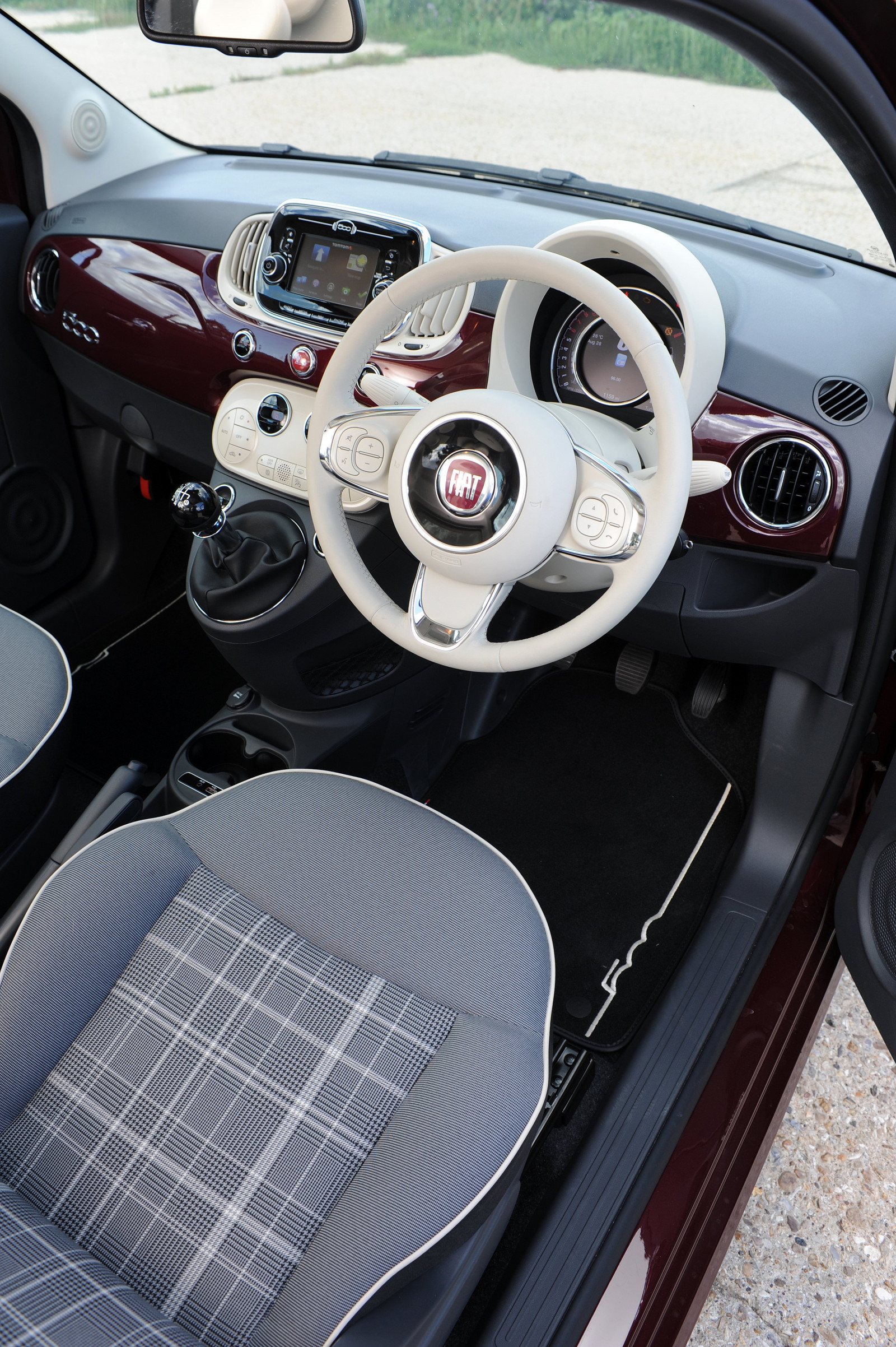 auto, vozidlo, volant, fiat 500, FIAT, netcarshow, netcar, obrázky vozidel, photo auto, 2016, 500 UK verze, kolo, superauto, pozemní vozidla, automobilový exteriér, automobil make, rodinný vůz, městské auto