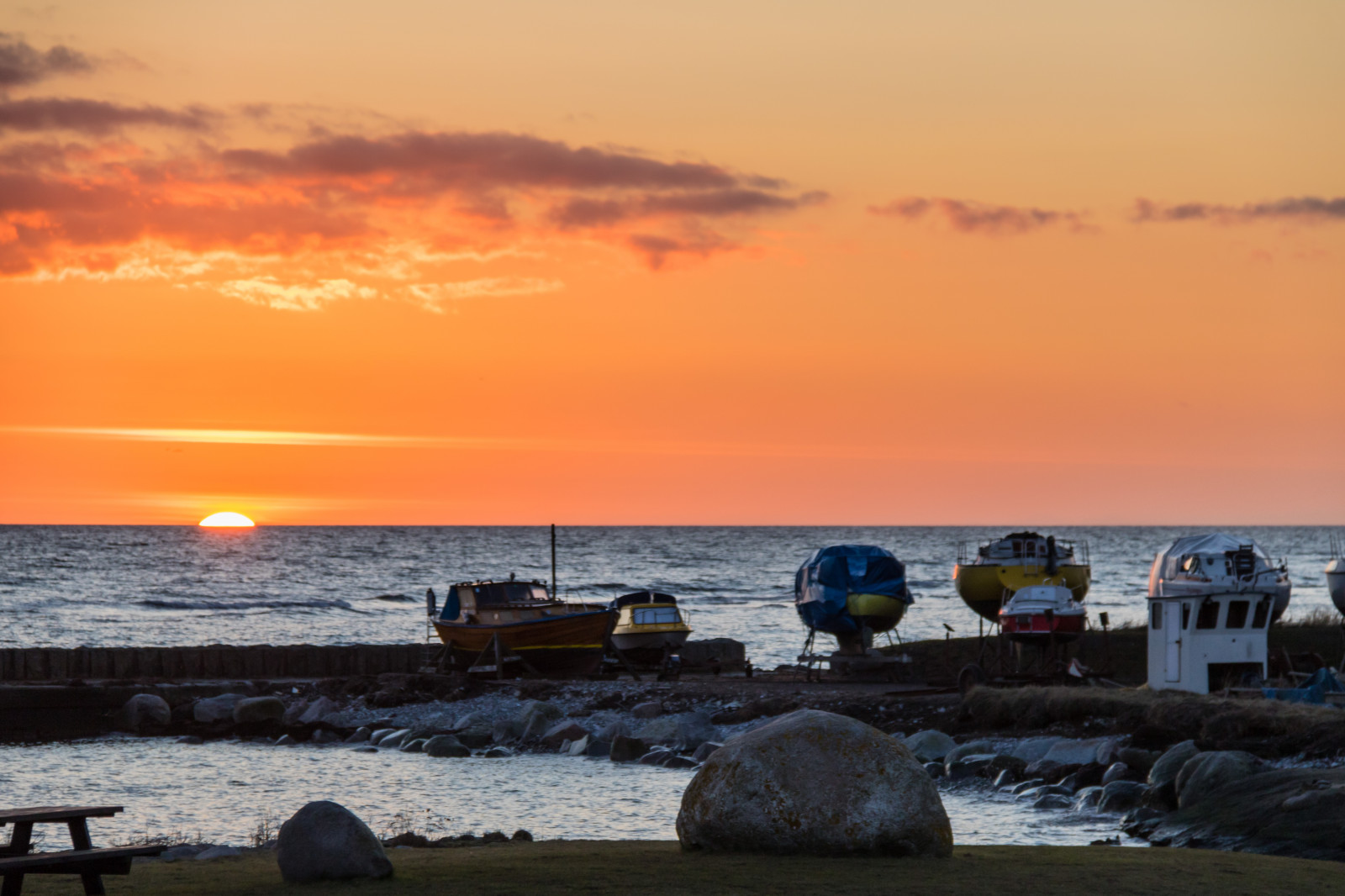 loď, západ slunce, moře, záliv, voda, pobřeží, nebe, mraky, pláž, svítání, večer, ráno, pobřeží, horizont, soumrak, mrak, svítání, oceán, vlna, solnedg ng, vatten, hav, b t, smygehuk, exif modelu canoneos760d, geocountry, Kamera aby kánon, geocity, Model fotoaparátu canoneos760d, exif isospeed 250, geostate, geolocation, EXIF čočka efs18200mmf3556is, EXIF otvor 56, exif aby kánon, exif focallength 110mm, tělo z vody, mořská vlna