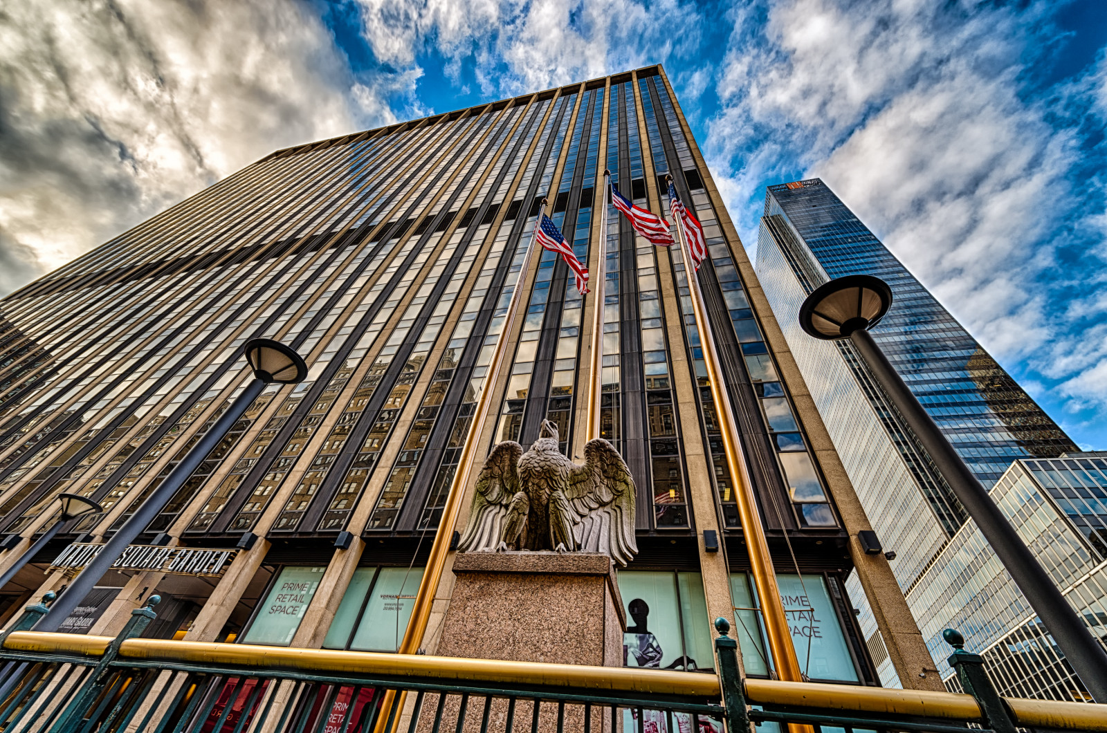 lys, by, gade, arkitektur, bygning, himmel, fotografering, skyer, skyskraber, tårn, flag, HDR, statue, Nikon, ørn, metropol, struktur, vinkel, KUNST, bygninger, NewYork, ny, nyc, streetphotography, ejerlejlighed, milepæl, dagtimerne, New York City, D800E, photographersontumblr, facade, nikond800e, 1424, originalphotography, retinaresolution, artistsontumblr, lensblr, nikon1424f28, byområde, hovedstadsområde, højhus, americanflag, kommerciel bygning, Madison Square Garden