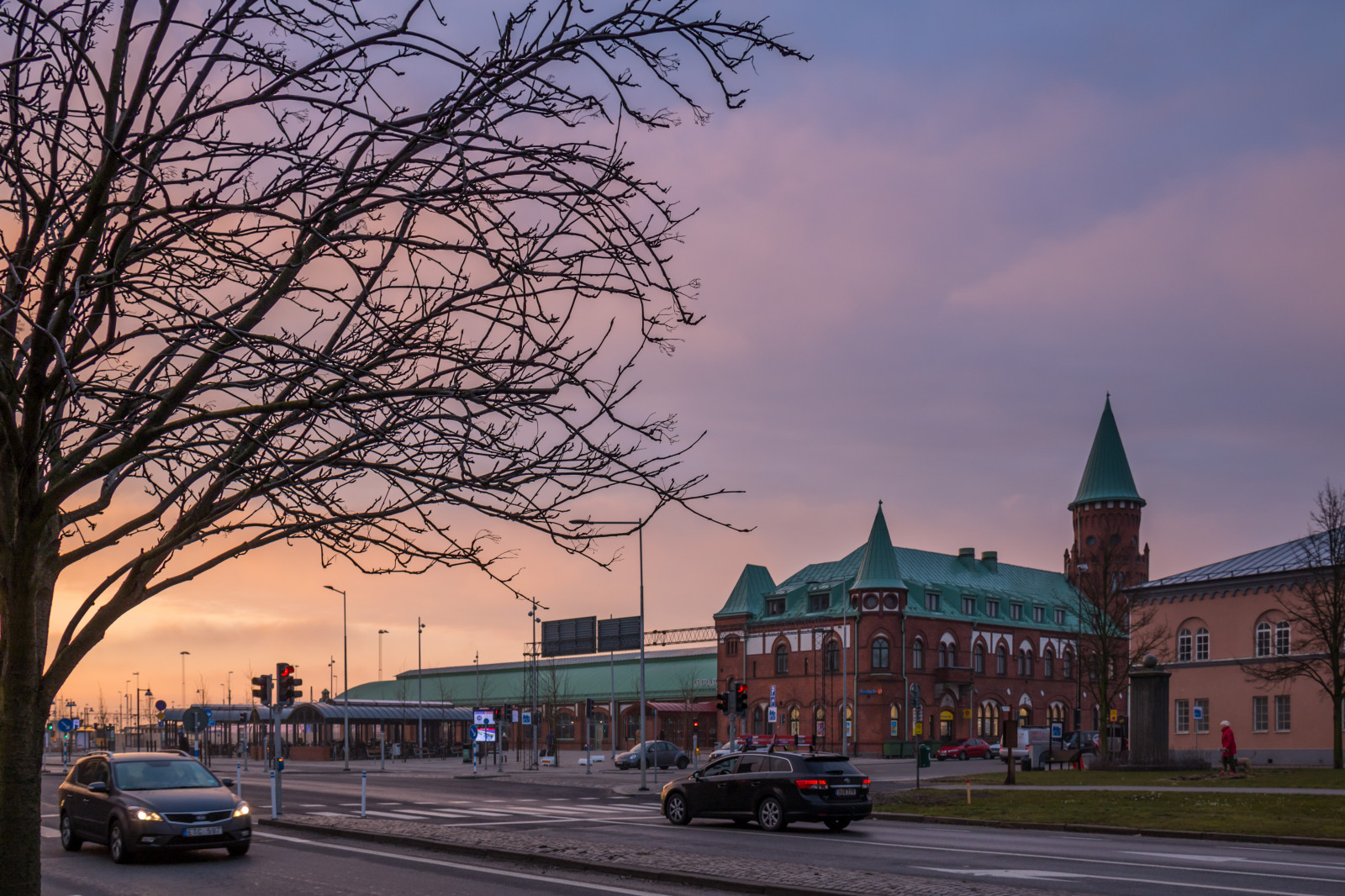 západ slunce, město, ulice, panoráma města, auto, nebe, silnice, svítání, panoráma, večer, ráno, provoz, město, soumrak, infrastruktura, strom, centrum, svítání, gata, fotosondag, nebe, stad, centrální stanice, vlakové nádraží, Trelleborg, bil, Trafik, soluppg ng, gryning, exif modelu canoneos760d, geocountry, Kamera aby kánon, geocity, Model fotoaparátu canoneos760d, geostate, geolocation, EXIF čočka efs18200mmf3556is, EXIF otvor 56, exif aby kánon, EXIF isospeed 100, exif focallength 20mm, morgon, VAG, trelleborgc, urban area, lidské osídlení, obytný prostor, fs160313