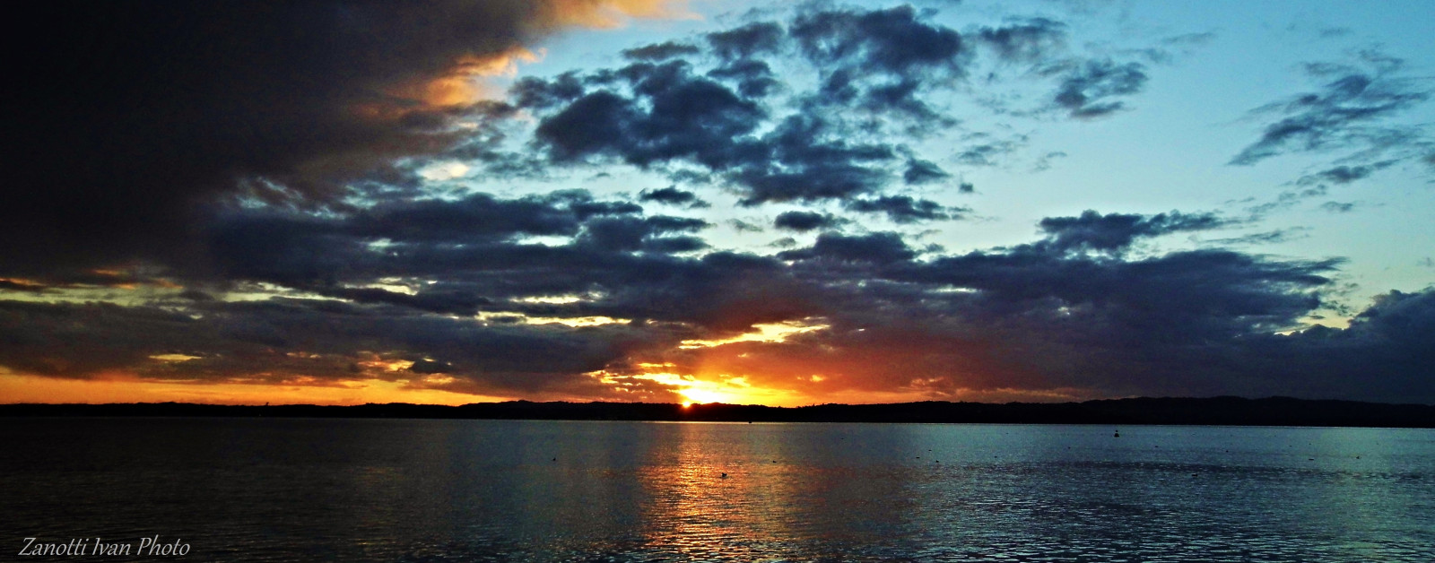 krajina, západ slunce, moře, Itálie, jezero, odraz, nebe, svítání, večer, horizont, soumrak, mrak, svítání, Italia, pláže, lago, vidět, krajiny, Paesaggi, brescia, lombardia, Sirmione, gardalake, lagodigarda, gardameer, lakegarda, Garda, Spiagge, alpinelakes, sal, lacdegarde, laghialpini, desnzano, odlesk