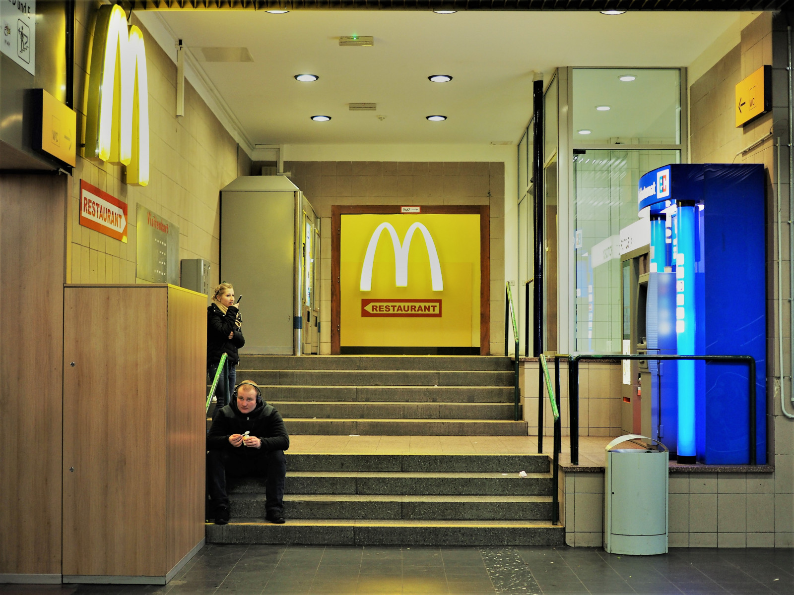 wlangemeyer, Olympus, OMD, EM1, 25mm, mc, ec, Úsměv, restaurace, Paderborn, bahnhof, nachts, blau, gelb, trouchnivění, oranžový, m lleimer, M25mmf18, zd