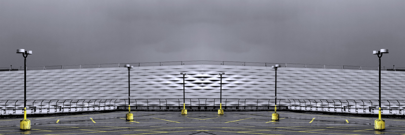 by, arkitektur, himmel, gul, Sony, atmosfære, ensomhed, stadion, sølv, spejlet, struktur, arena, vinkel, basel, KUNST, lys, Sky, areal, net, Skulpturpark, linje, greysky, carlzeiss, selectivecolor, architektur, stadt, facade, lanterner, sport mødested, Skulpturen, slta99v, laternen, planart1485, grauerhimmel, tomhed, symmetrisk, herzogdemeuron, afbalanceret, CBW, greyday, regentag, gelbemarkierung